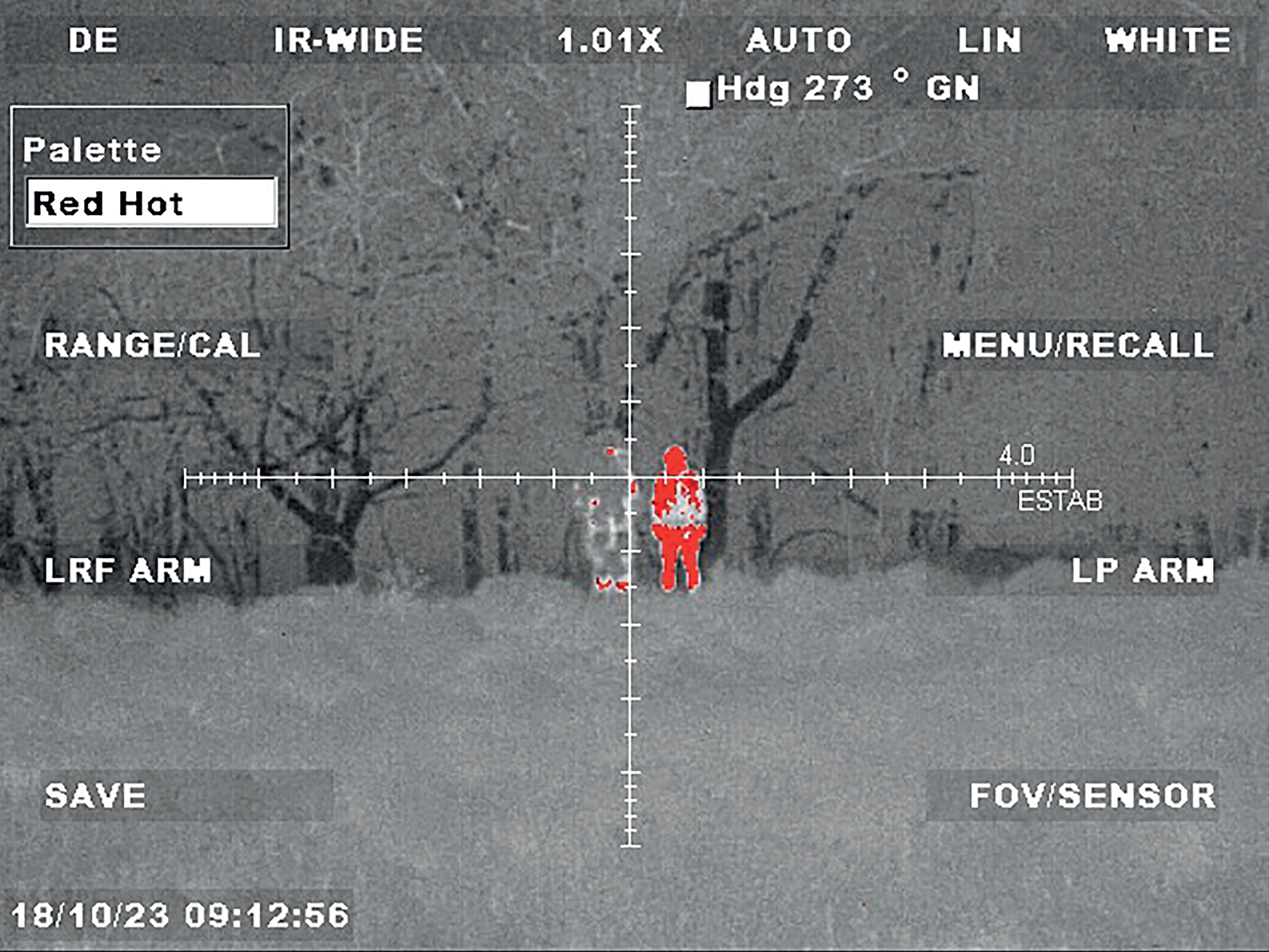 GHOSTHOOD -Tarnsysteme wirken multispektral. Im Bild links eine getarnte und rechts eine nicht getarnte Person.