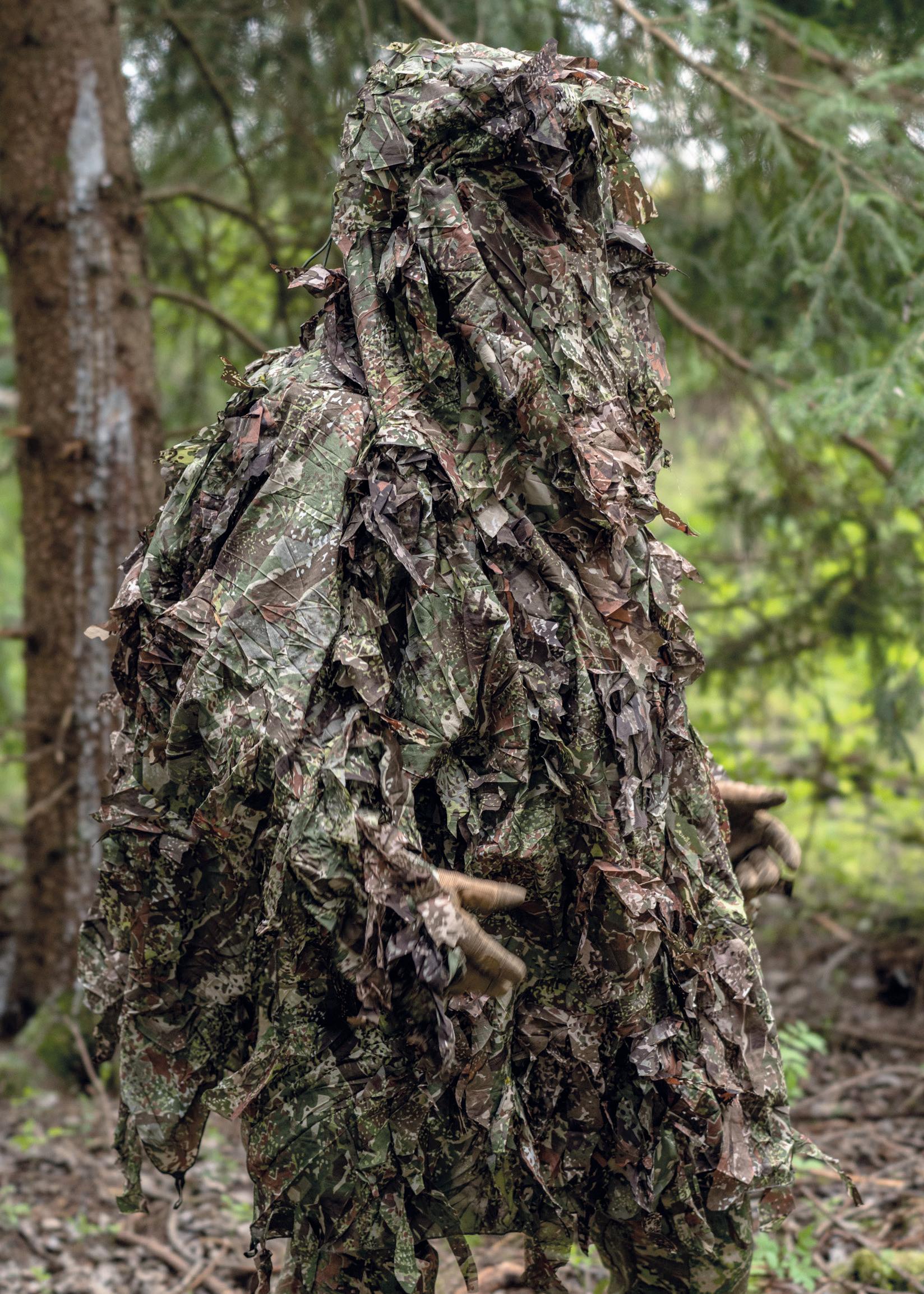 Le Multi-Cover de GHOSTHOOD est un système de camouflage multispectral qui peut faire office de poncho de camouflage, de tenue ghillie ou de filet de camouflage.