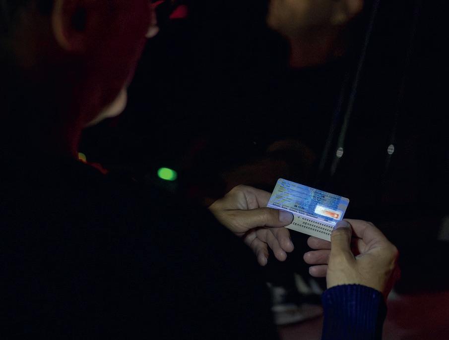 La lampe à clip « 5071 Patrol UV » est rechargeable, utilisable comme lampe à main, à clip ou frontale et offre une lumière rouge ou UV, ou une combinaison des deux.