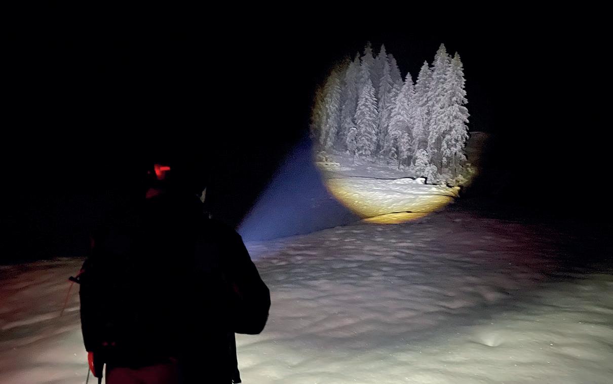 Le projecteur de recherche « 5255 SPOT LONG RANGE R » éclaire jusqu’à 1 000 mètres.