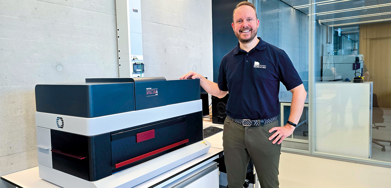 En visite dans le groupe spécialisé « Documents » du FOR : Patrick Haab, photographié ici à côté d’un analyseur spectral, nous a donné un aperçu captivant.