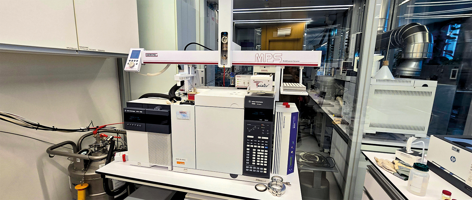 Lorsque les analyses optiques et spectrales ne suffisent pas, l’équipe de l’« Analyse centrale » intervient. Elle dispose de nombreux appareils de haute technologie, tels que ce système de chromatographie en phase gazeuse.
