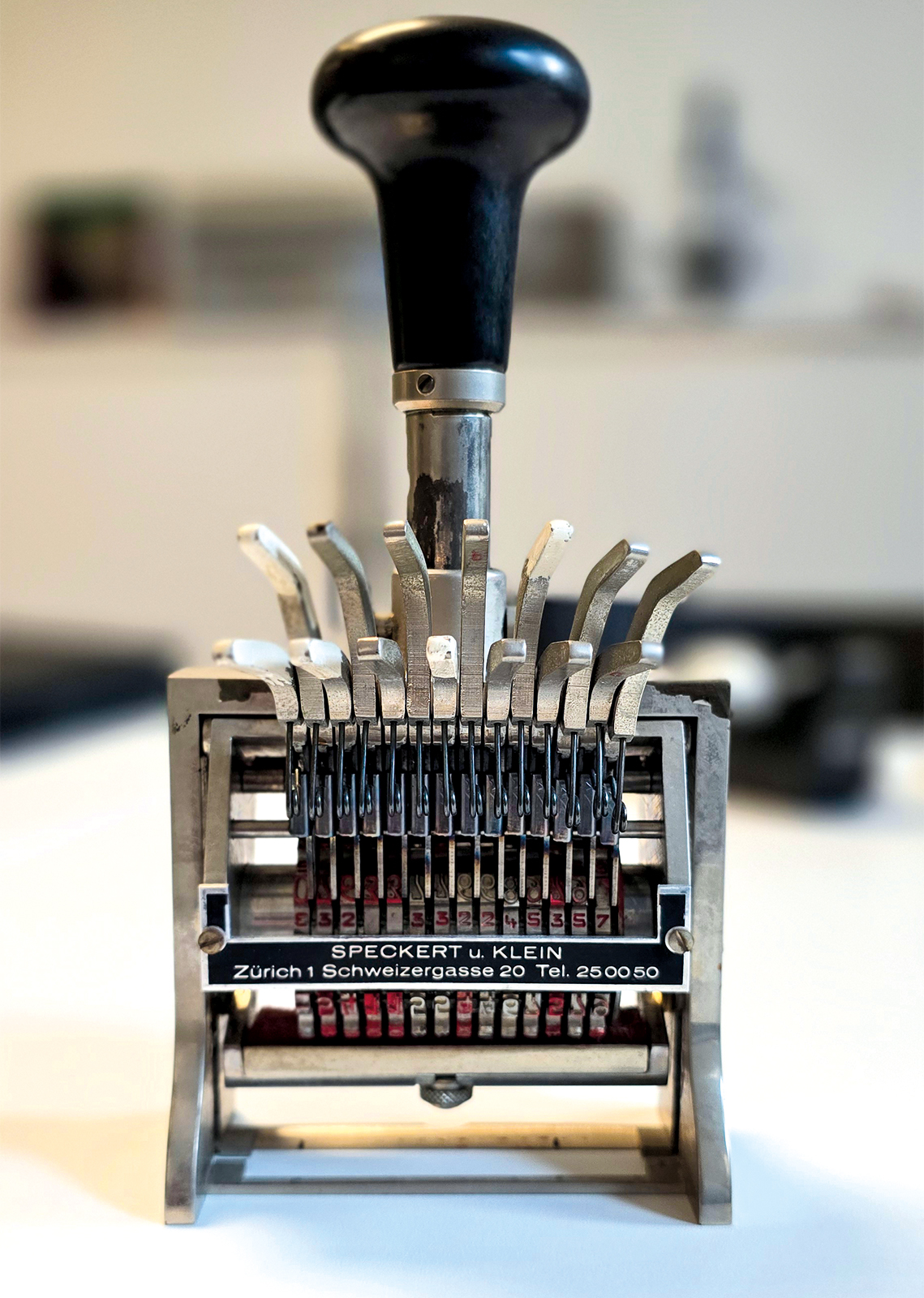 Le FOR dispose également d’appareils plus anciens, comme cette numéroteuse. En effet, les experts en criminalistique sont parfois amenés à traiter des documents très anciens.