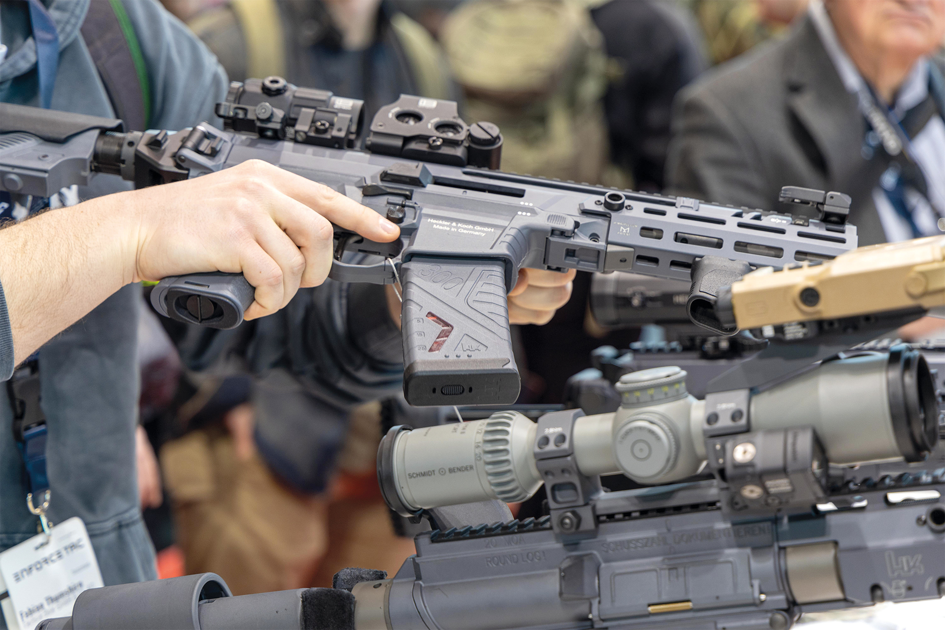 Les armes de toutes sortes, des pistolets aux lance-roquettes en passant par les fusils d’assaut, sont omniprésentes à l’Enforce Tac.