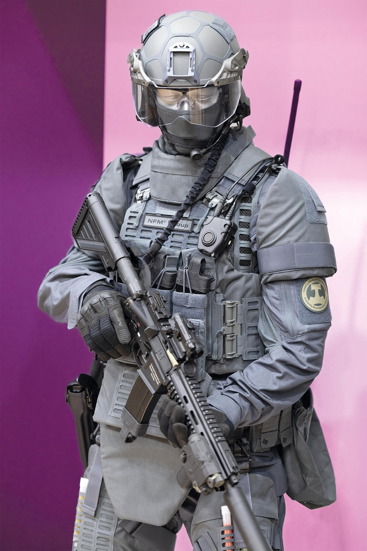 Des vêtements d’intervention ainsi que des systèmes de protection et de communication sont présentés par divers fabricants.