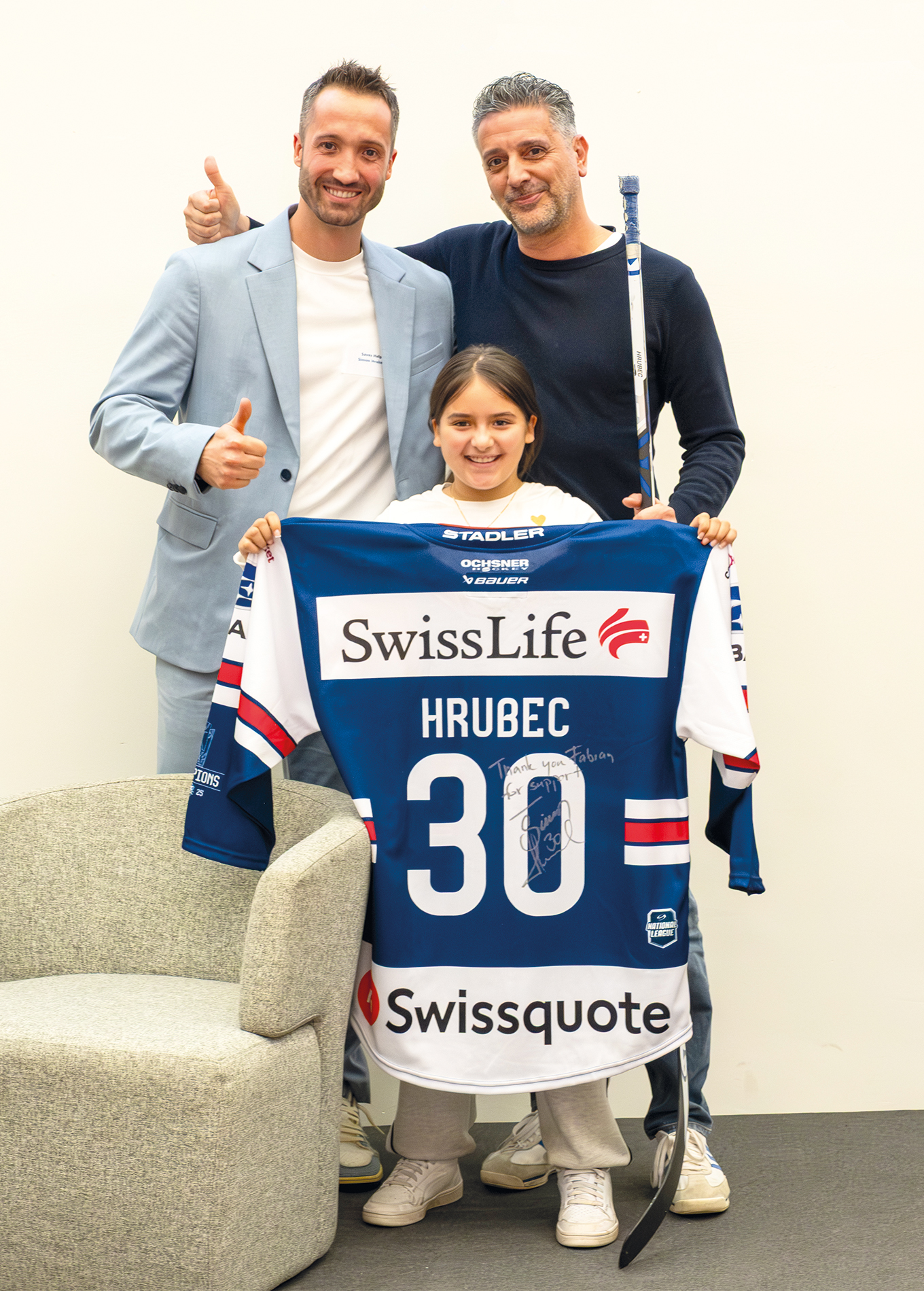 An der GV der BTV griff Giancarlo Sanapo (rechts) für ein Meistertrikot und einen Torhüter-Stock tief ins Portemonnaie.