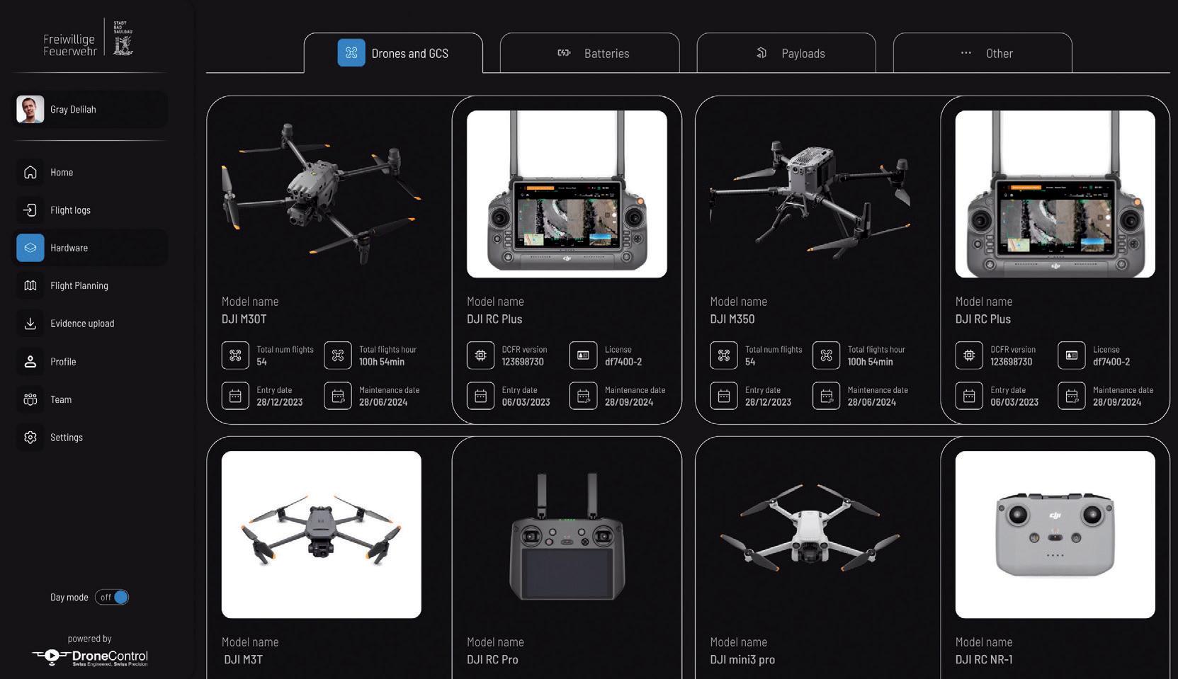 Die Software erlaubt die Verwaltung und das Management von Drohnen, Piloten, Flugplänen sowie der aufgenommenen Bilder und Videos.