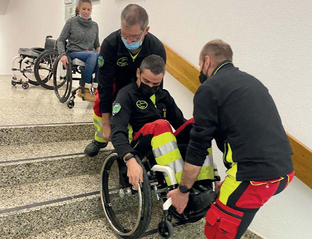Les cours de Michaela Vogler ne négligent pas la pratique, avec ici le sauvetage d’une personne en fauteuil roulant dans les escaliers.