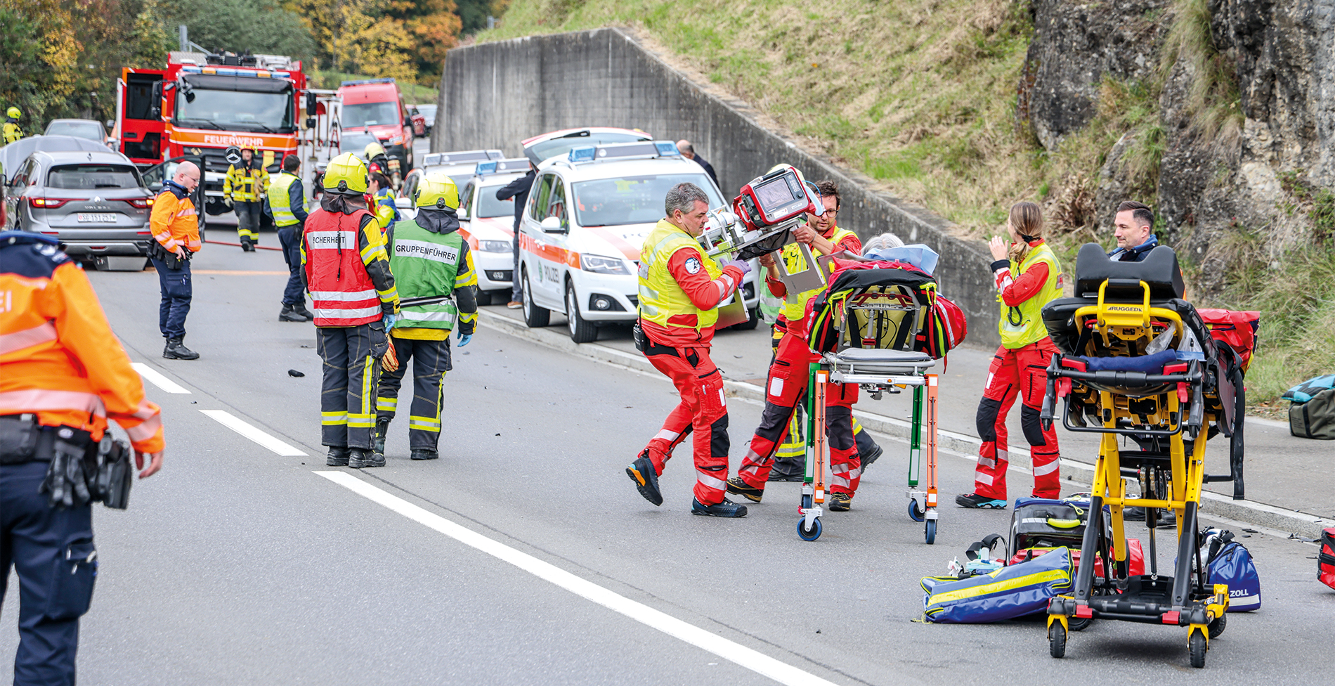 Bei einer Vielzahl von Ereignissen – hier bei einem Verkehrsunfall – stehen Mitglieder verschiedener Rettungsorganisationen kooperativ im Einsatz. Künftig soll die Zusammenarbeit noch besser werden, basierend auf einem einheitlichen Echtzeit-Lagebild. Dazu wurde das Projekt «SEDH» initiiert, das derzeit von der sureVIVE AG mit mehreren Partnern und Pilotkantonen umgesetzt wird.