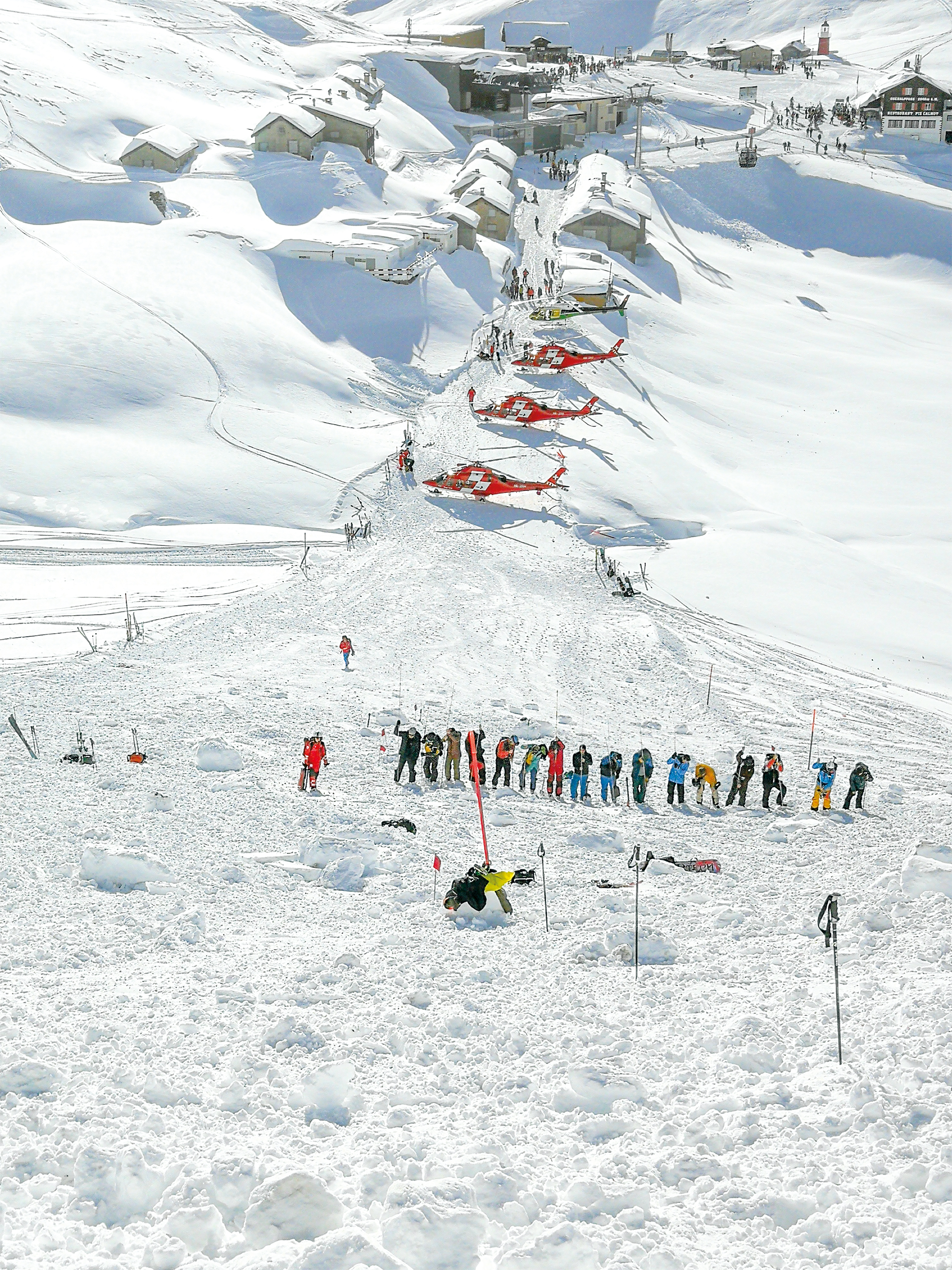 Ein Lawinenunglück wie jenes am 26. Dezember 2019 in Andermatt ist ein gutes Beispiel für einen kooperativen Einsatz. Damals standen 40 ARS-Bergretter, die Rega, der kommerzielle Heli&shy;kopterbetreiber Swiss Helicopter AG, 20 zivile Helfer, 5 Suchhunde-Teams, die Kantonspolizei Uri sowie Angehörige der Bergbahnen und der Sanität im Einsatz.