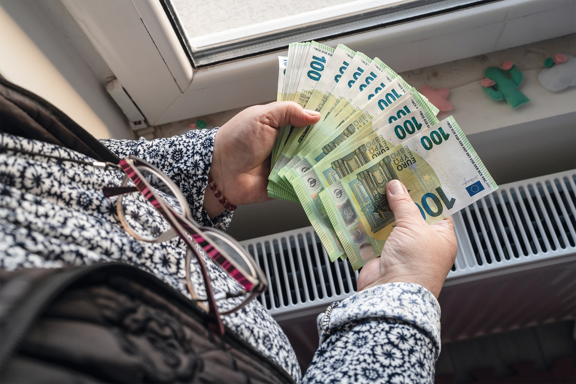 Dans les cas d’arnaque au petit-fils, les auteurs volent souvent des billets de banque très anciens (conservés à domicile). Le numéro d’identification d’un billet de banque permet de déterminer son âge. Il est ainsi possible de tirer des conclusions.