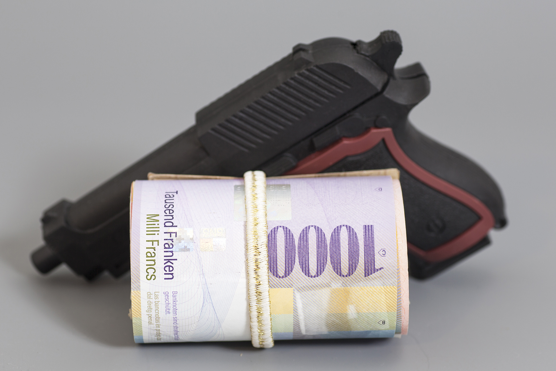 Tandis que les armes peuvent être tracées grâce à l’enregistrement de leur numéro de série, les numéros d’identification des billets de banque ne sont jusqu’à présent pas enregistrés, ce qui ouvre la voie à des activités criminelles.