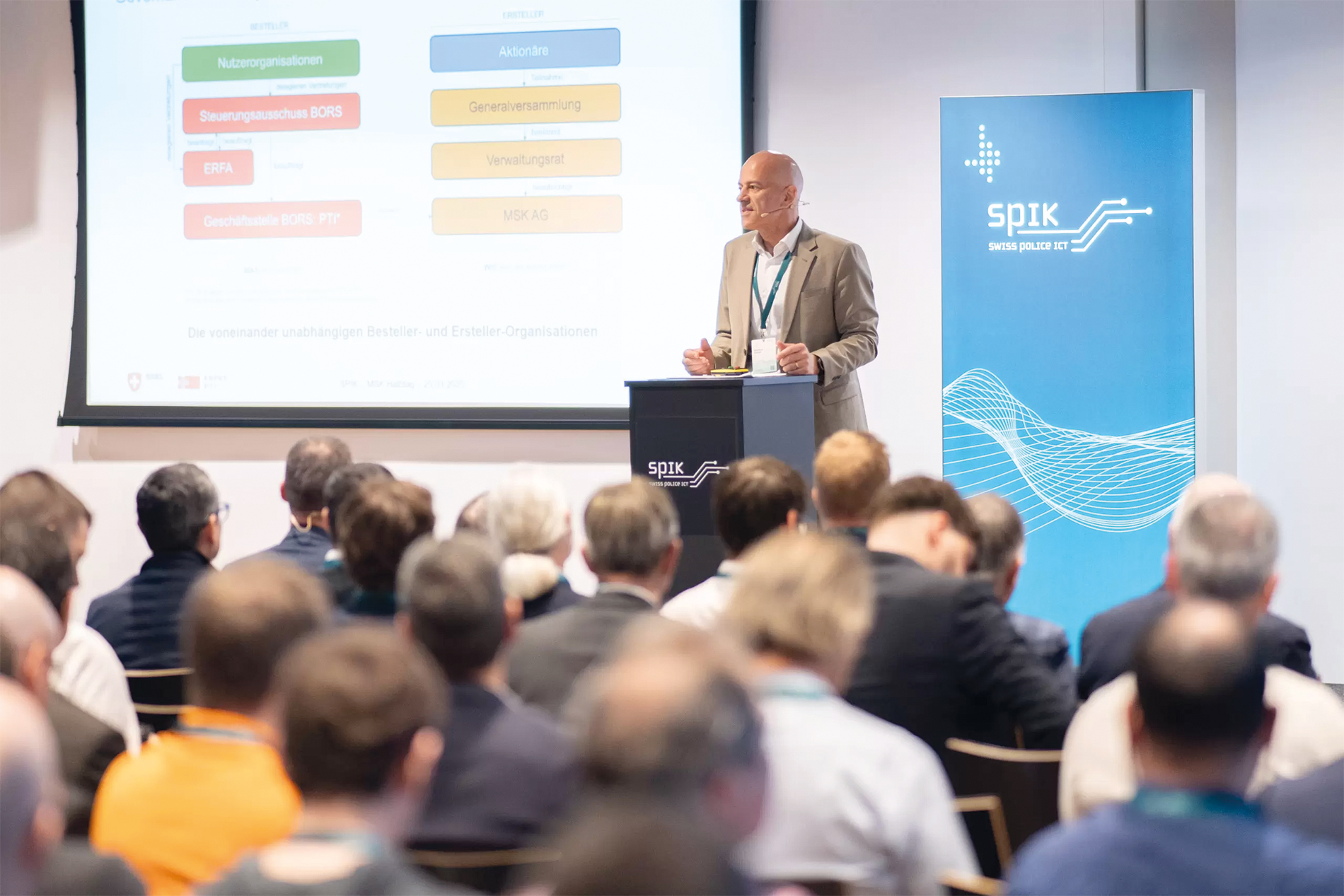 Les 16 et 17 mars 2026, la 18e édition du Congrès suisse sur l’informatique policière (SPIK) se tiendra à Berne, pour la première fois cette année dans la nouvelle Festhalle de Berne.