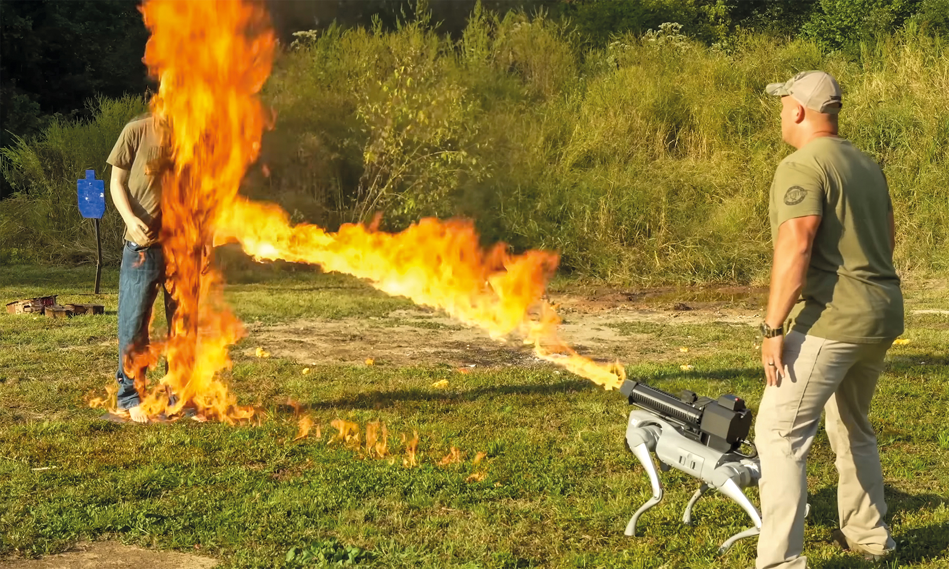 Der «Thermonator» auf Basis eines «Unitree Go2» (China) zeigt, wie leistungsfähig Roboter&shy;hunde bereits sind – dank massiver KI-Unter&shy;stützung bei der Entwicklung.