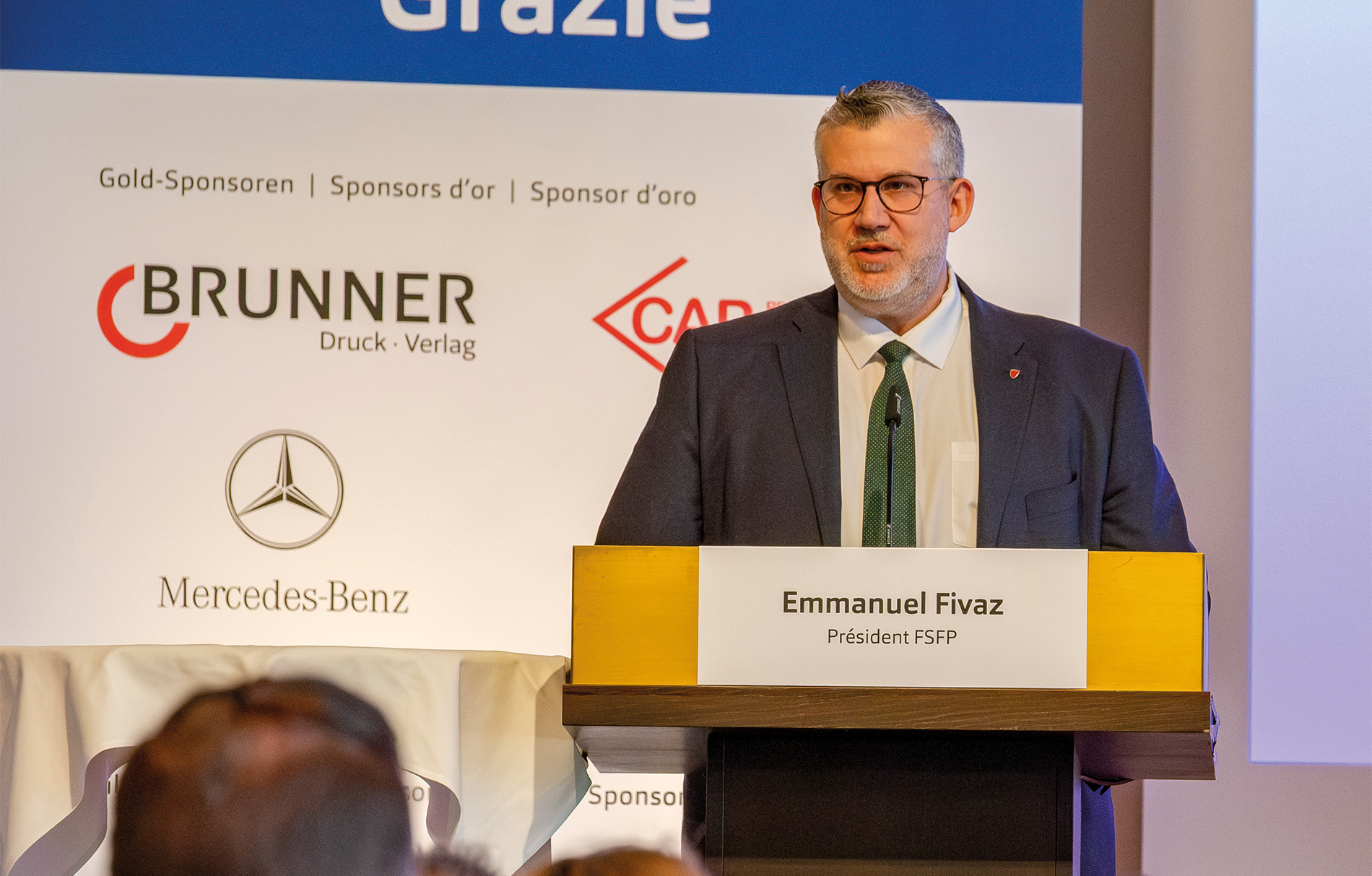 Emmanuel Fivaz, président de la FSFP, a accueilli les participants au Forum par vidéo. « Grâce à l’IA, je parle parfaitement l’allemand et l’italien », a-t-il déclaré en souriant.