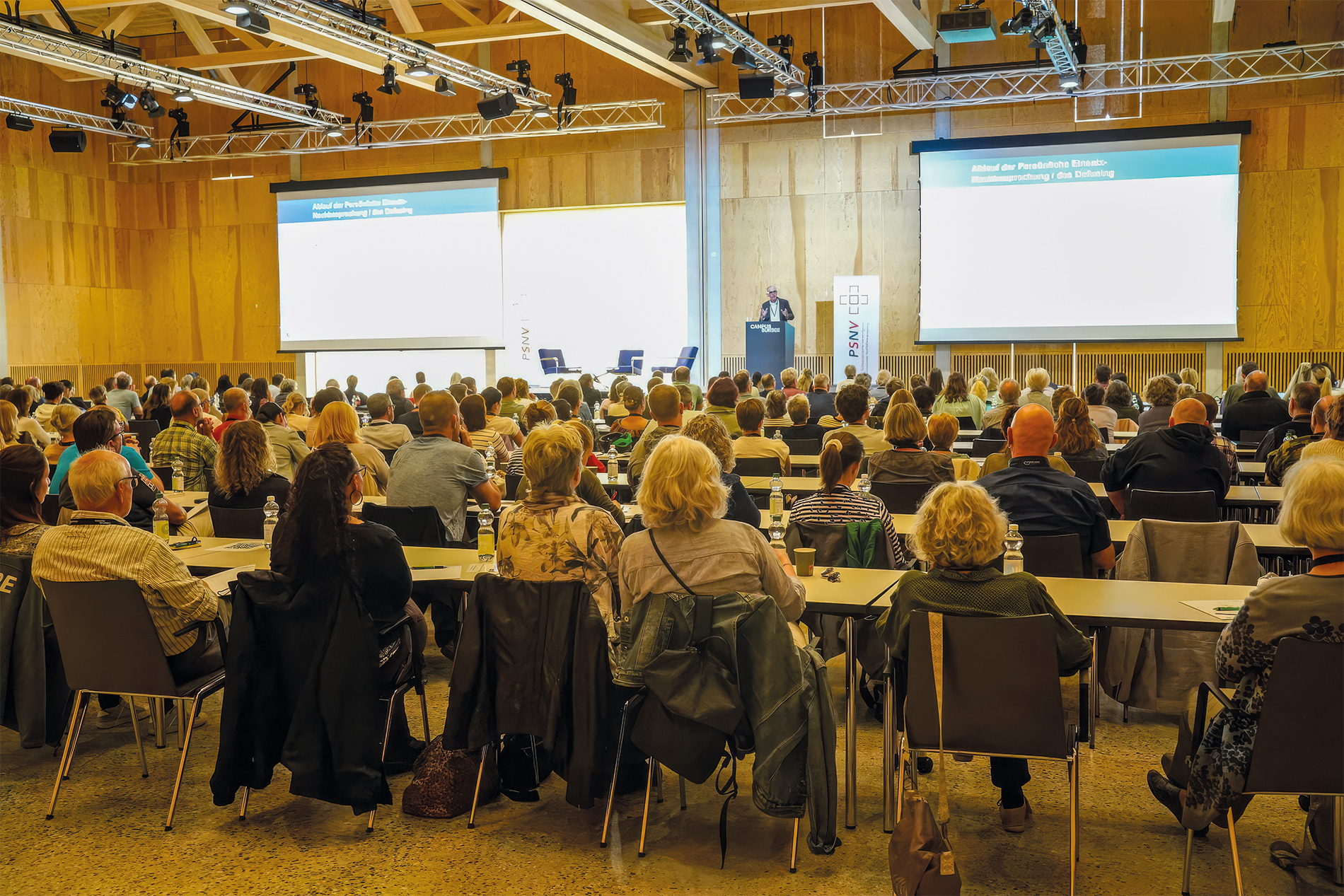 Lors du colloque PSNV à Sursee, les professionnels de l’aide psychologique d’urgence, les secouristes et les membres des équipes d’intervention de crise acquièrent de nombreuses informations utiles et nouvelles.