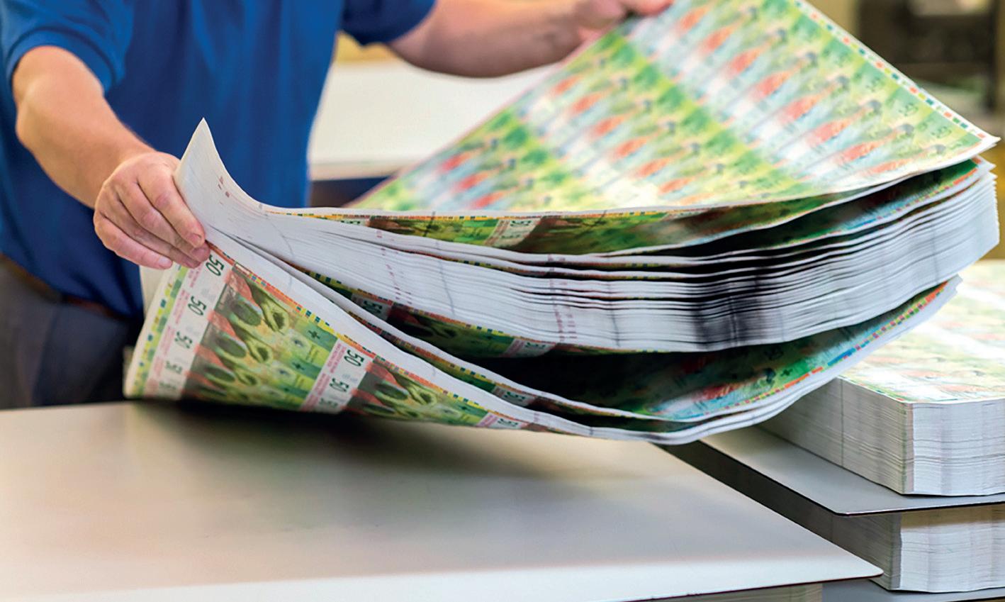 La production de billets de banque hautement sécurisés, tels que les billets en francs suisses, nécessite jusqu’à une douzaine d’étapes.