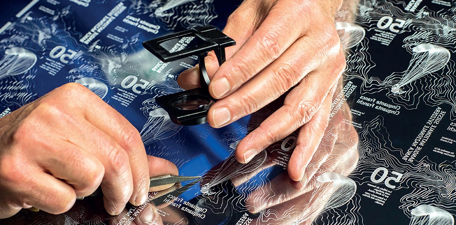 Jusqu’à présent, les plaques pour l’impression taille-douce étaient fabriquées à la main. La nouvelle machine Steel Direct Laser Engraving d’OFS permet désormais un contrôle 3D complet du processus de gravure.
