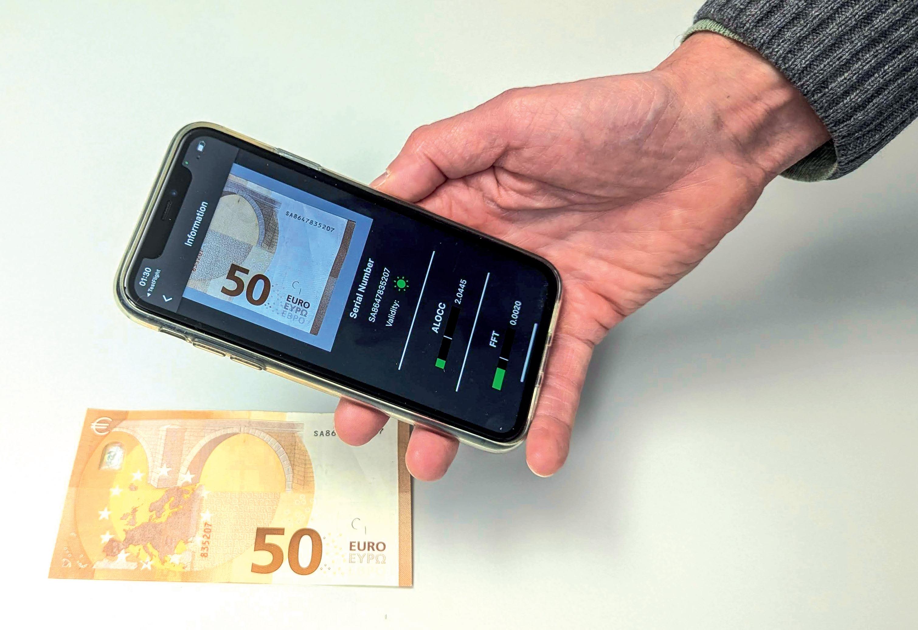 Scan d’un billet de 50 euro authentique à l’aide de l’application développée par SCS : les barres vertes indiquent qu’il s’agit d’un billet authentique.
