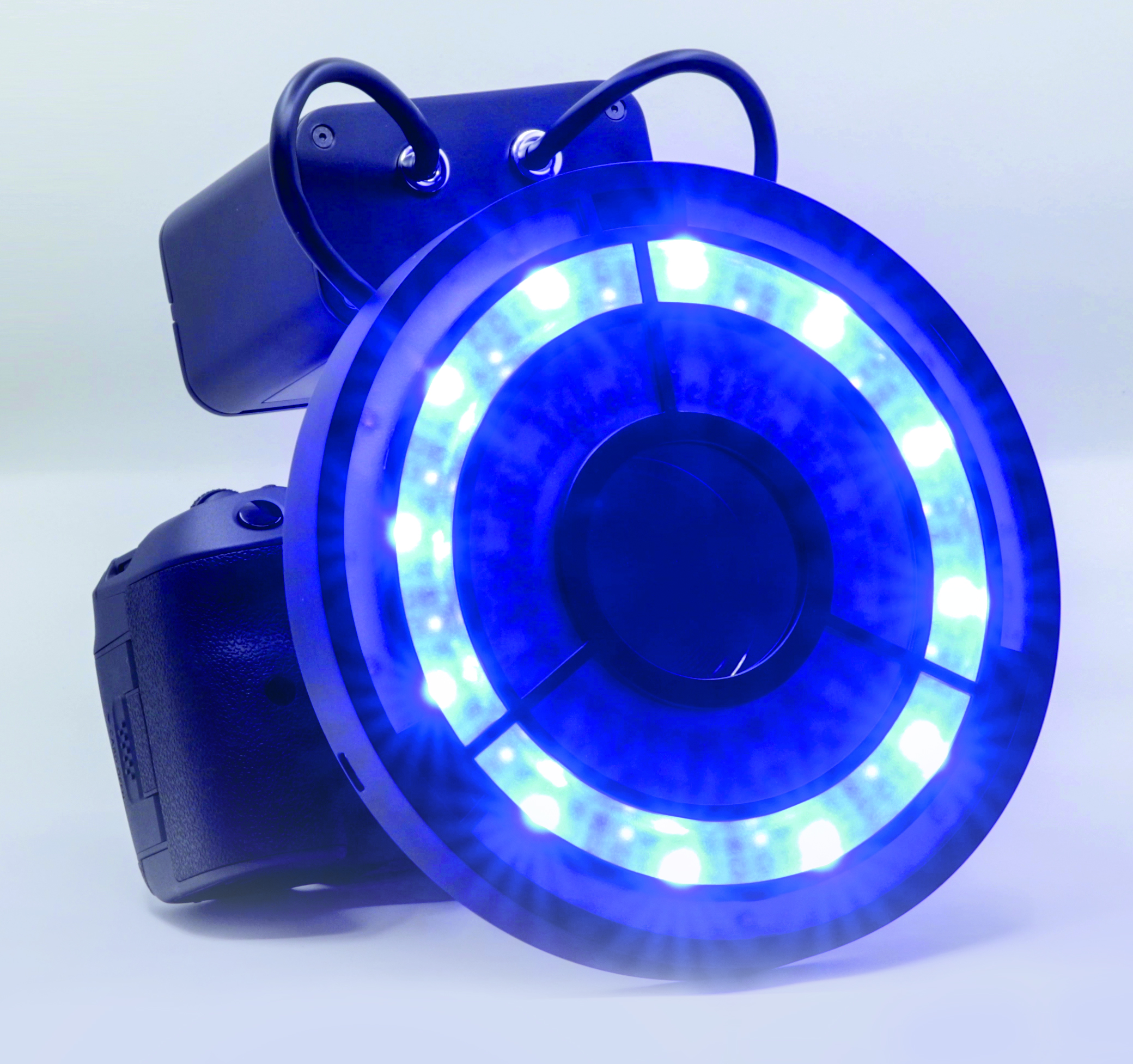 Der an ein Auge erinnernde LED-Lampenkopf der Multispektralkamera ermöglicht es, 16 Spektralbänder (365 bis 1050 nm Wellenlänge) abzudecken – beispielsweise den Blaubereich des sichtbaren Lichts.