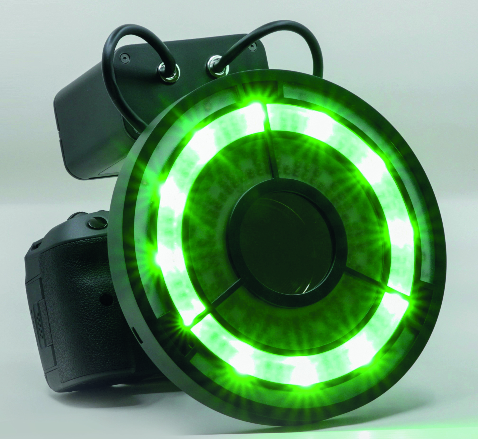 La tête de lampe LED de la caméra multispectrale, qui rappelle un œil, permet de couvrir 16 bandes spectrales (longueur d’onde de 365 à 1 050 nm), par exemple la gamme verte de la lumière visible.