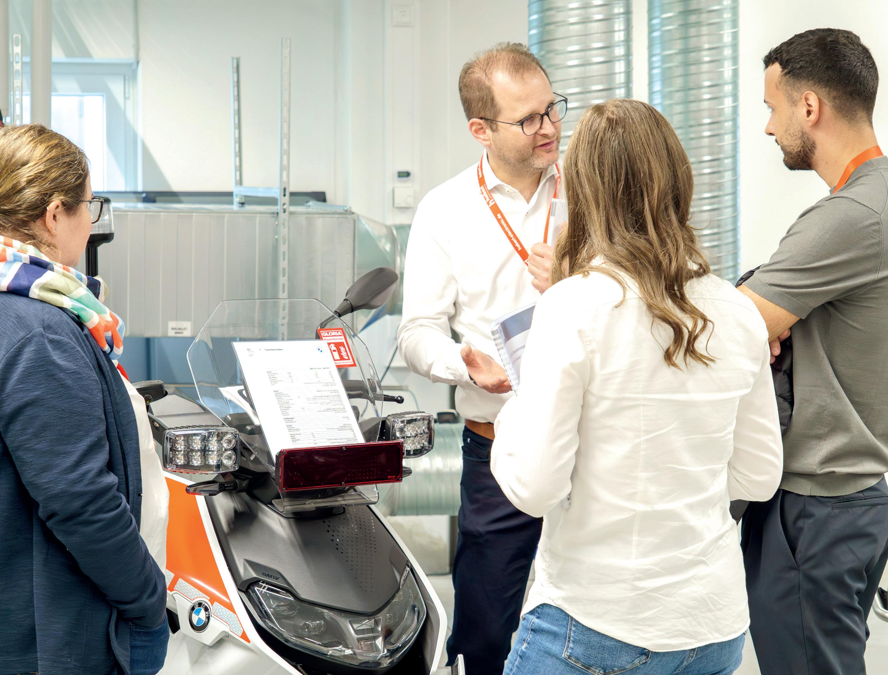 Christian Haberl, CEO von Haberl Electronics (Bildmitte), stand den Workshop-Gästen persönlich für Auskünfte zur Verfügung.