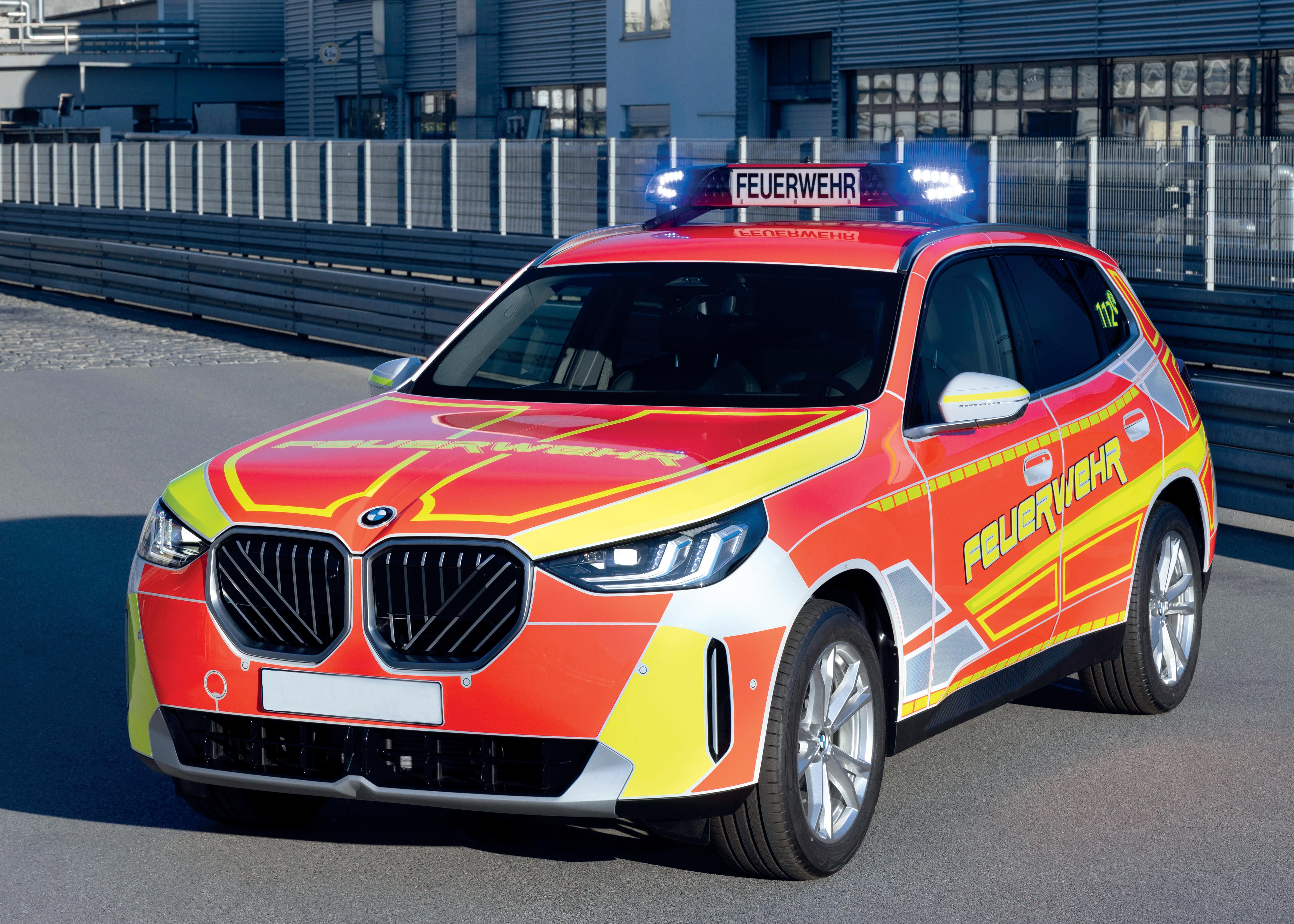 Der neue BMW X3 (hier auf der RETTmobil 2025) ist auch als Einsatzfahrzeug verfügbar – als Benziner, Diesel oder Plug-in-Hybrid.