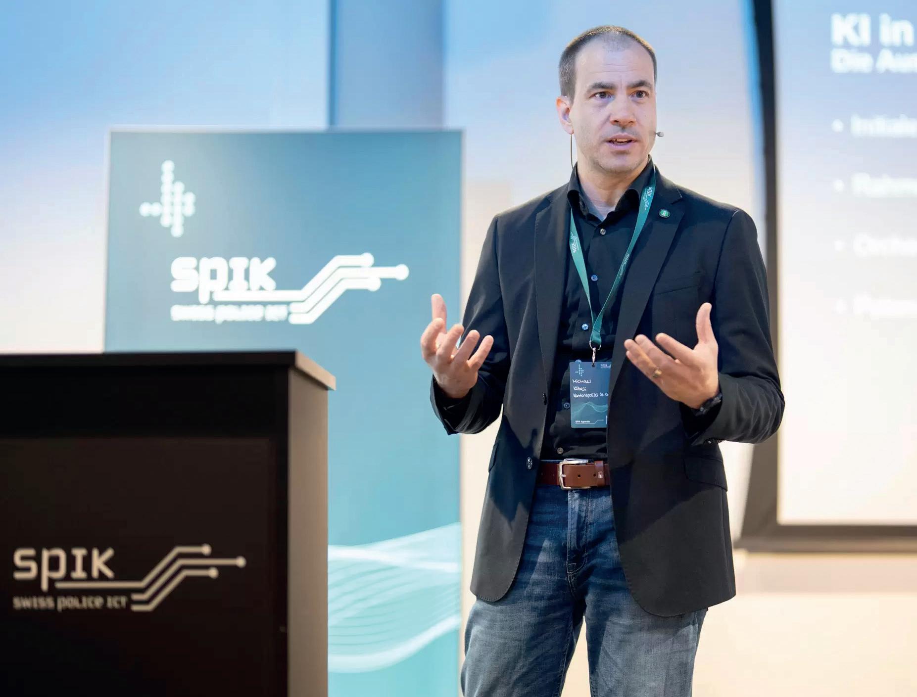 Michael Köbeli von der Kapo St.Gallen gewährte Einblicke in ein mit der Hexagon Schweiz AG und der Supercomputing Systems AG entwickeltes KI-Modell für Sprachtranskription.