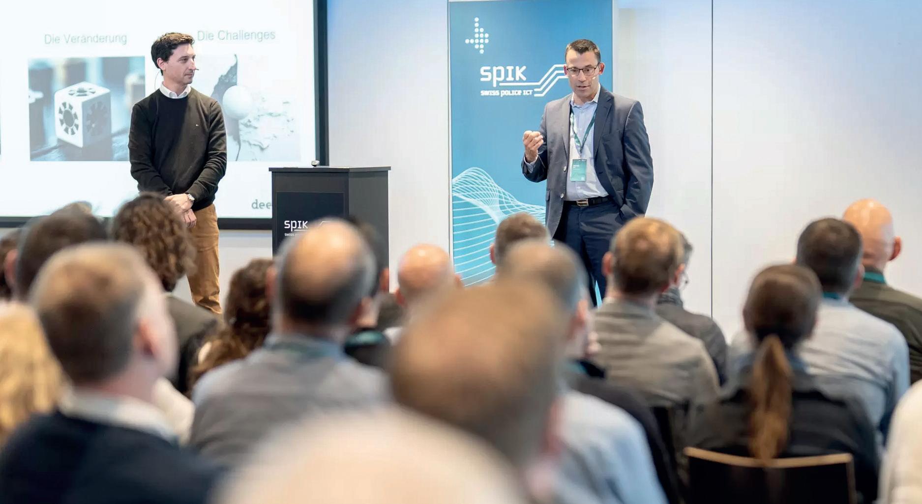 Lors du SPIK 2025, l’IA était sur toutes les lèvres, notamment lors de la conférence « Deeplink Police, l’application d’IA pour la police suisse » de Jérôme Berthier, Deeplink SA (à gauche), et Clément Leu, Police Région Morges.