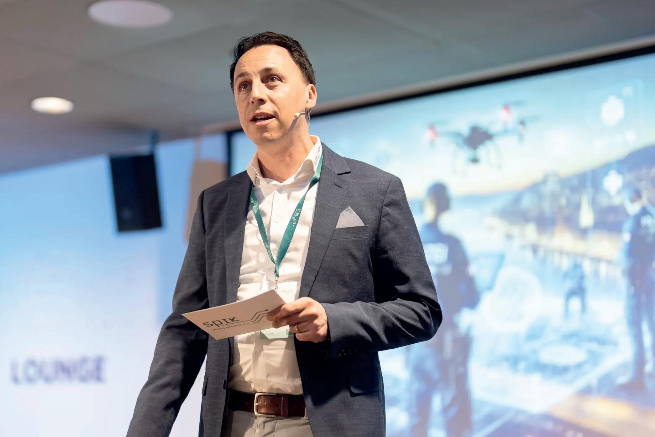 Le président de Swiss Police ICT, Valentin Bonderer, l’a annoncé lors de son discours de bienvenue : le SPIK déménagera en 2026 pour s’installer dans la nouvelle salle des fêtes de BernEXPO.