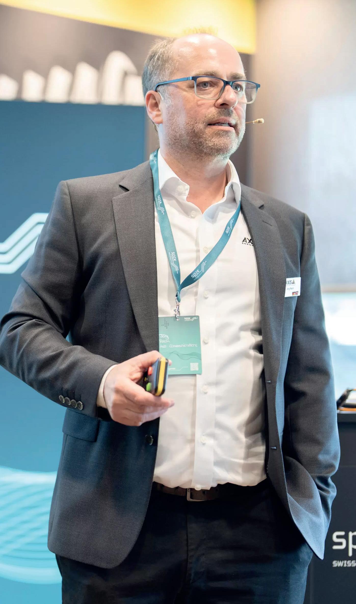 Jörg Rech, d’Axis Communications, a montré comment l’analyse et les métadonnées basées sur l’IA pouvaient être utilisées pour évaluer rapidement et efficacement les données vidéo.