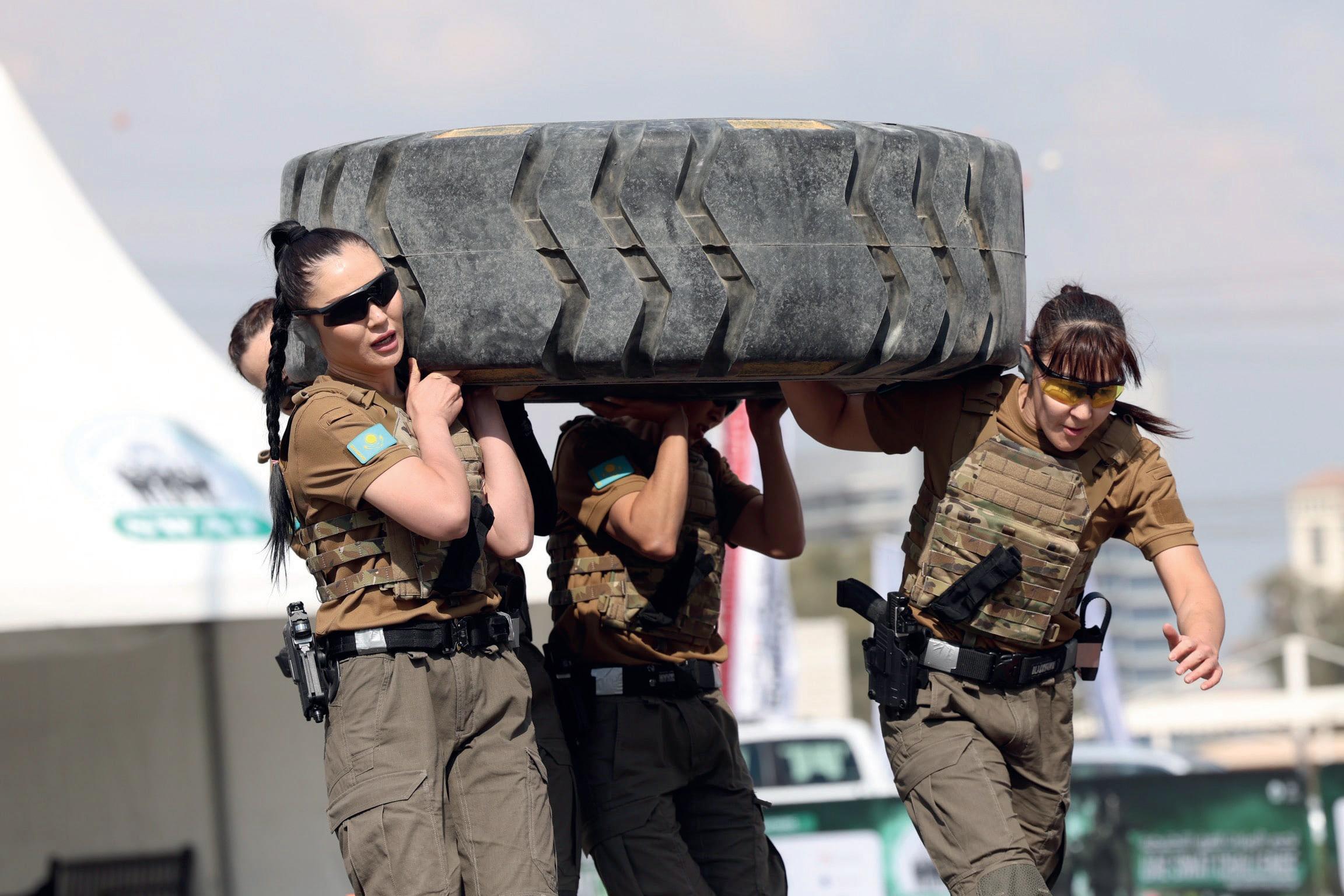 Das reine Frauenteam «Tomiris» aus Kasachstan im Hindernisparcours.