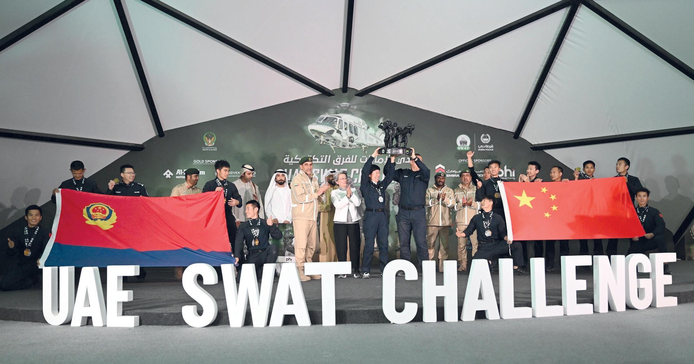 Remise des prix : le lieutenant-général Abdulla Khalifa Al Marri, commandant en chef de la police de Dubaï, a récompensé les équipes gagnantes.