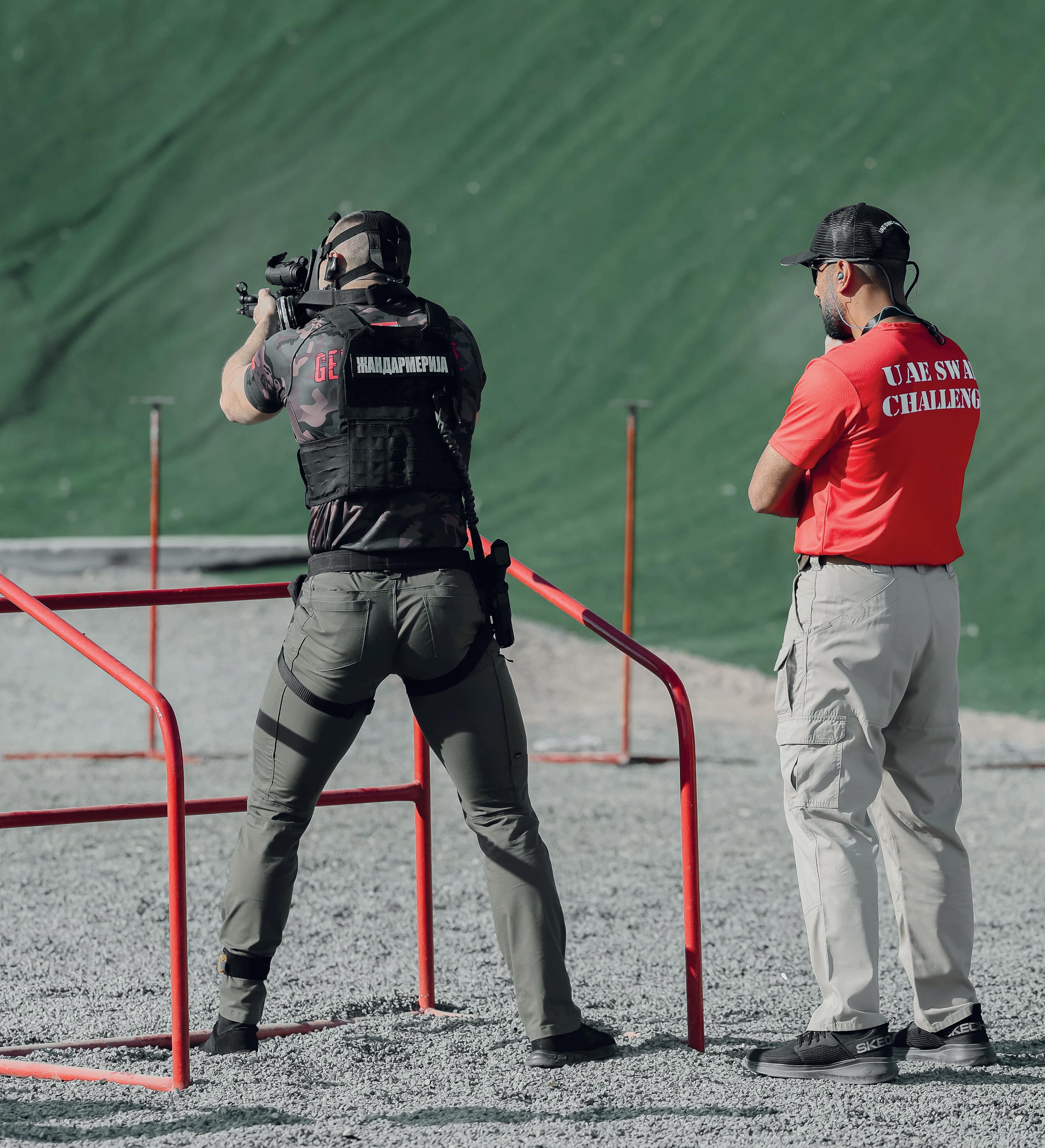 Tirer dans des conditions difficiles : avec un masque à gaz et après un sprint assez long.