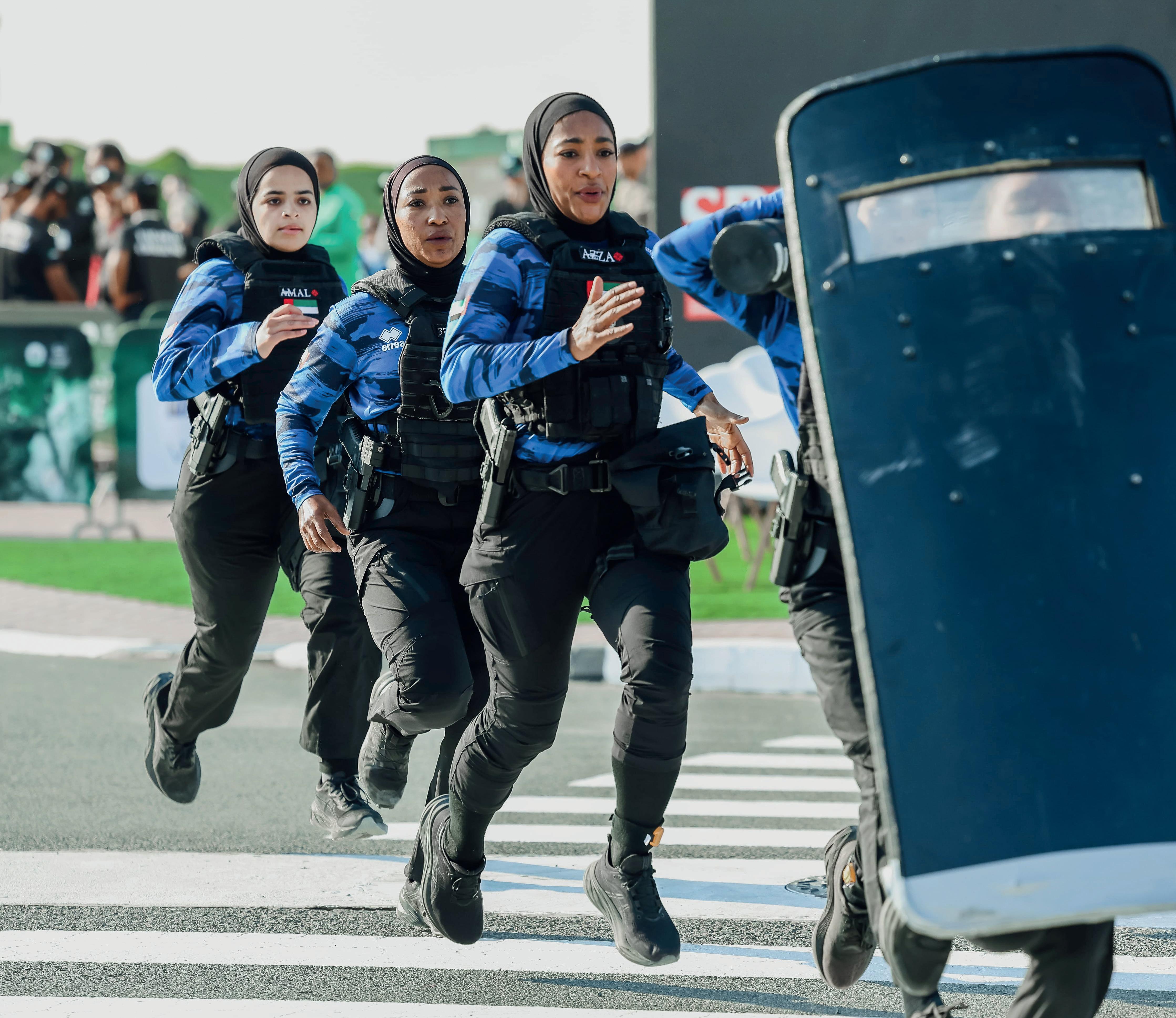 L’une des deux équipes exclusivement féminines des Émirats arabes unis en pleine action.