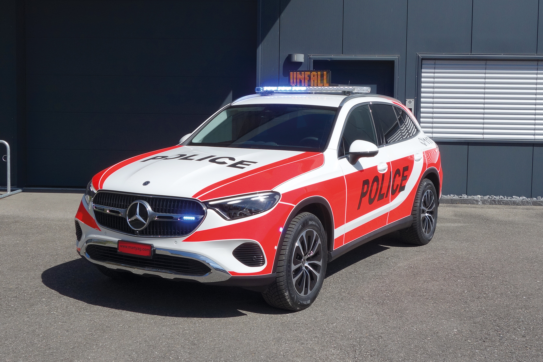 Demofahrzeug Mercedes-Benz GLC von Marty mit dem neuen «W5»-Lichtbalken von Standby.