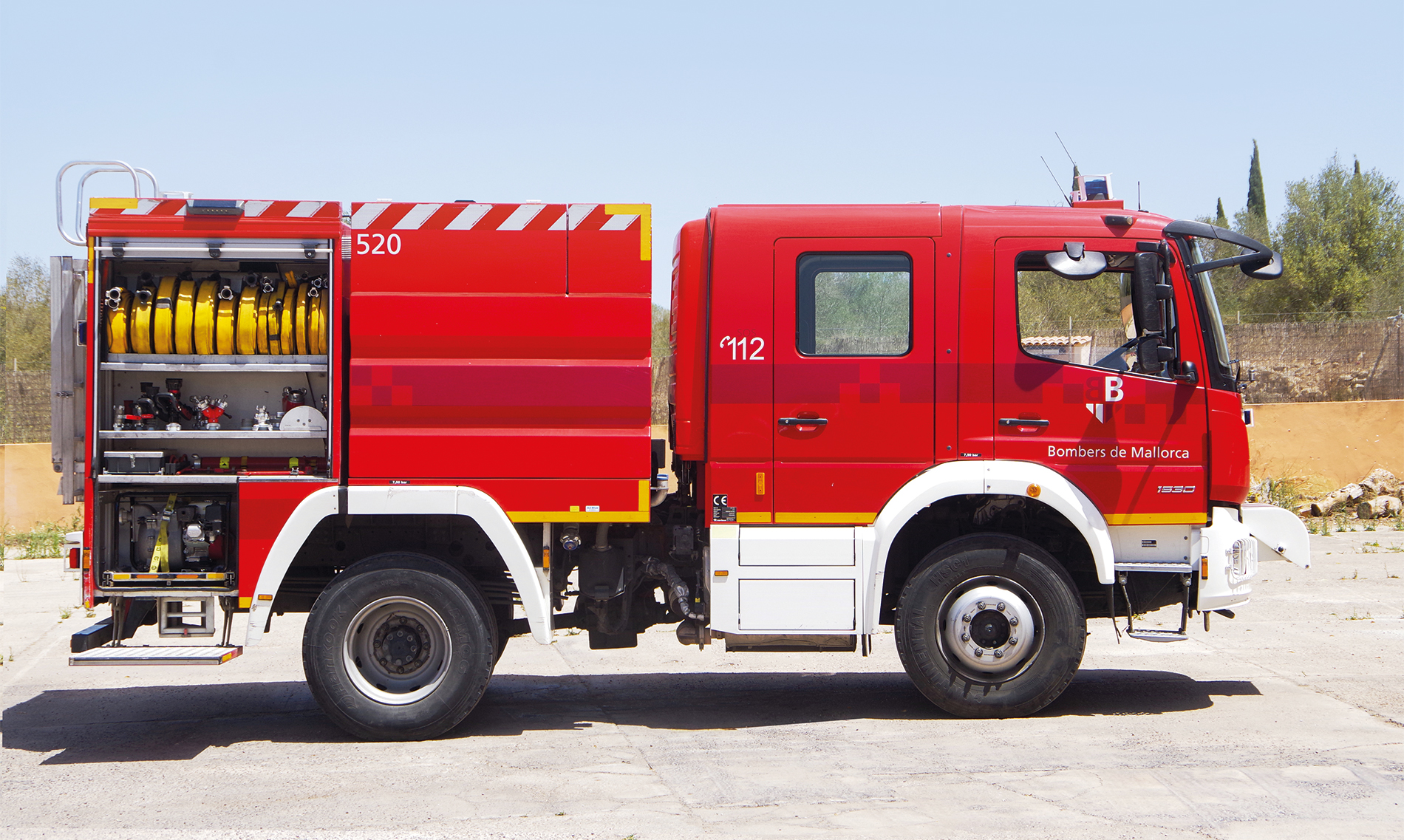 Ein von Rosenbauer aufgebautes Waldbrand-Tanklöschfahrzeug der «Bombers de Mallorca» mit D-Schlauch-Beladung und Rosenbauer-NH-Pumpe (mit Normal- und Hochdruckstufe).