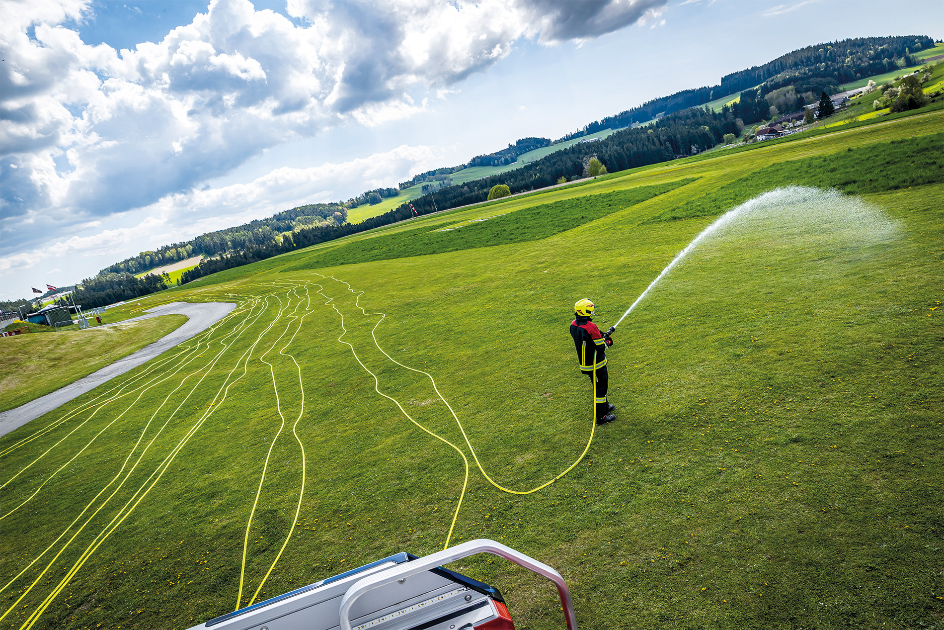 Der Test mit einer 1’000 Meter langen D-Leitung offenbart: Unter Verwendung einer kombinierten ND-/HD-Pumpe reichen Druck und Volumenstrom für die Vegetationsbrandbekämpfung aus.