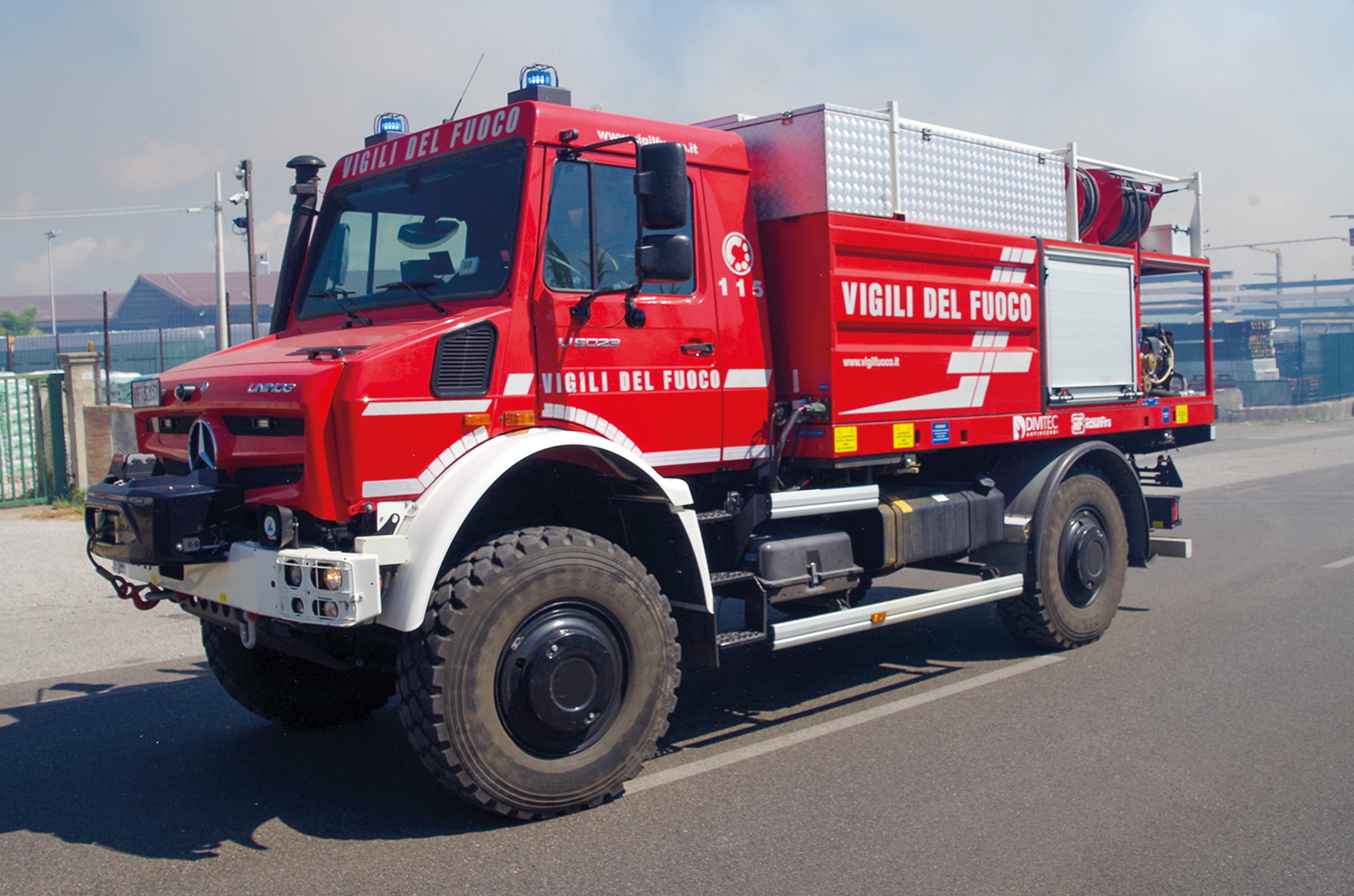 Schilfbrand in Kalabrien: Ein Waldbrand-TLF «BAI VSPE 14 M» auf Basis des Mercedes-Benz Unimog U5023 4×4 mit Rosenfire-Waldbrand&shy;- modul mit 4’000 Liter Wasser, zwei Divitec-Hochdruckpumpen und fünf HD-Schnellangriffeinrichtungen rückt an.