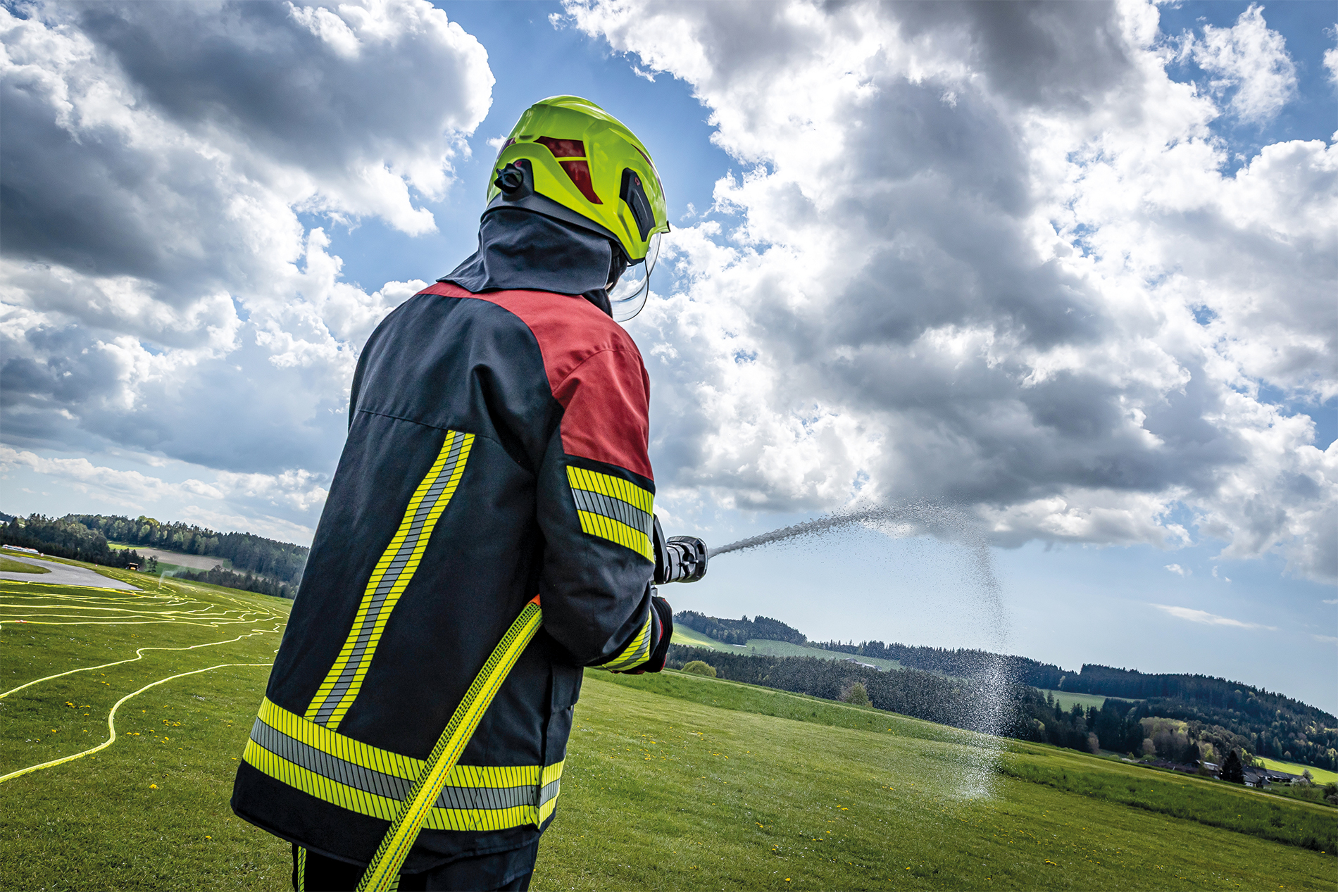 Le test réalisé avec une conduite de type D de 1 000 mètres de long révèle que l’utilisation d’une pompe combinée basse pression/haute pression permet d’obtenir une pression et un débit suffisants pour lutter contre les feux de végétation.