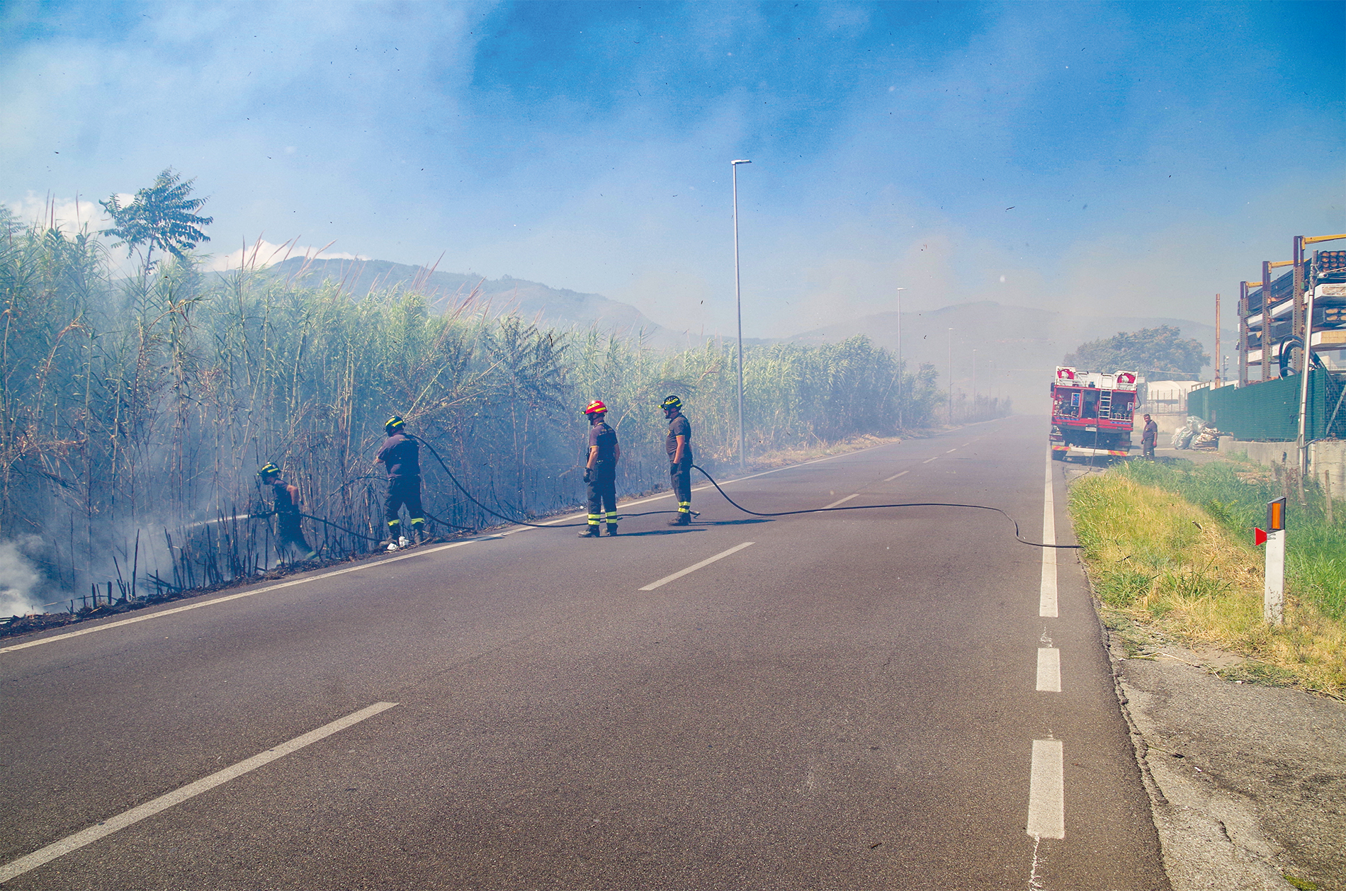 En été, c’est presque le quotidien en Calabre : des pompiers italiens luttant contre un feu de roseaux. La plupart du temps, cela produit peu de flammes, mais beaucoup de fumée.