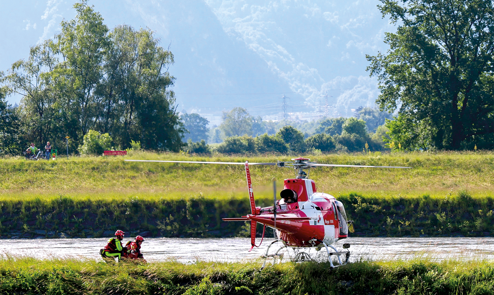 Die Rettungskräfte der FLWR Ost werden über die HEZ der Rega disponiert und mit dem Helikopter zum Einsatzort geflogen. Im Bild eine Übung am Rhein im Jahr 2024.
