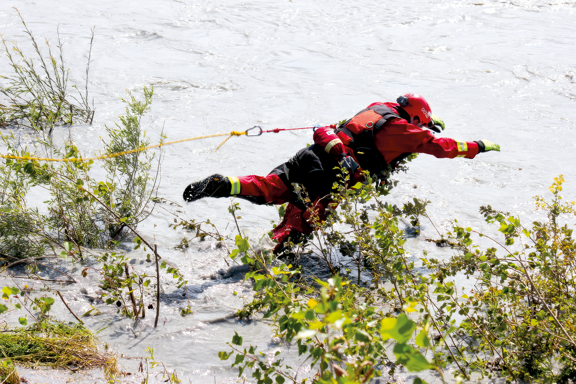 Rettungseinsätze, im Bild eine «Kontaktrettung mit Seil», gehören ebenso zum Einsatzspektrum der FLWR Ost wie Sucheinsätze, technische Hilfeleistungen und die Eisrettung.