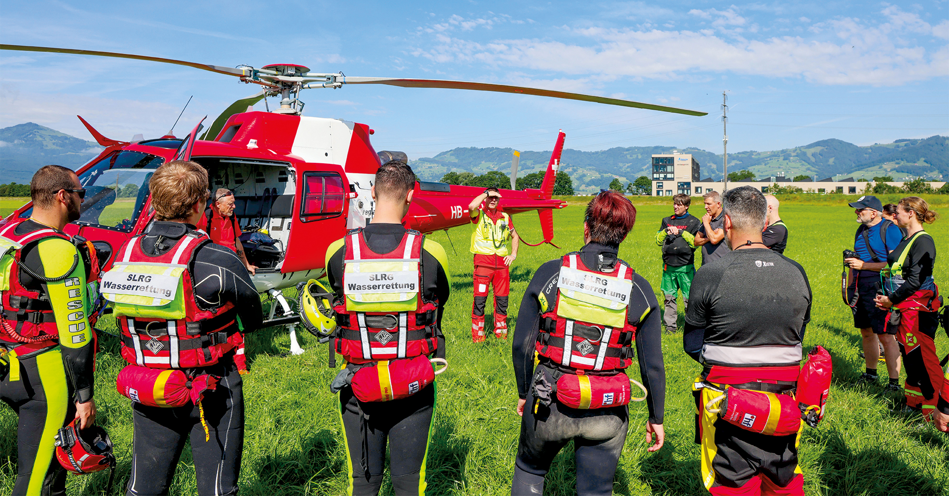 Les équipes de sauvetage du FLWR Ost sont mobilisées par la centrale d’intervention de la Rega et transportées par hélicoptère sur le lieu d’intervention. Sur la photo : des sauveteurs aquatiques lors d’un exercice sur le Rhin en 2024.