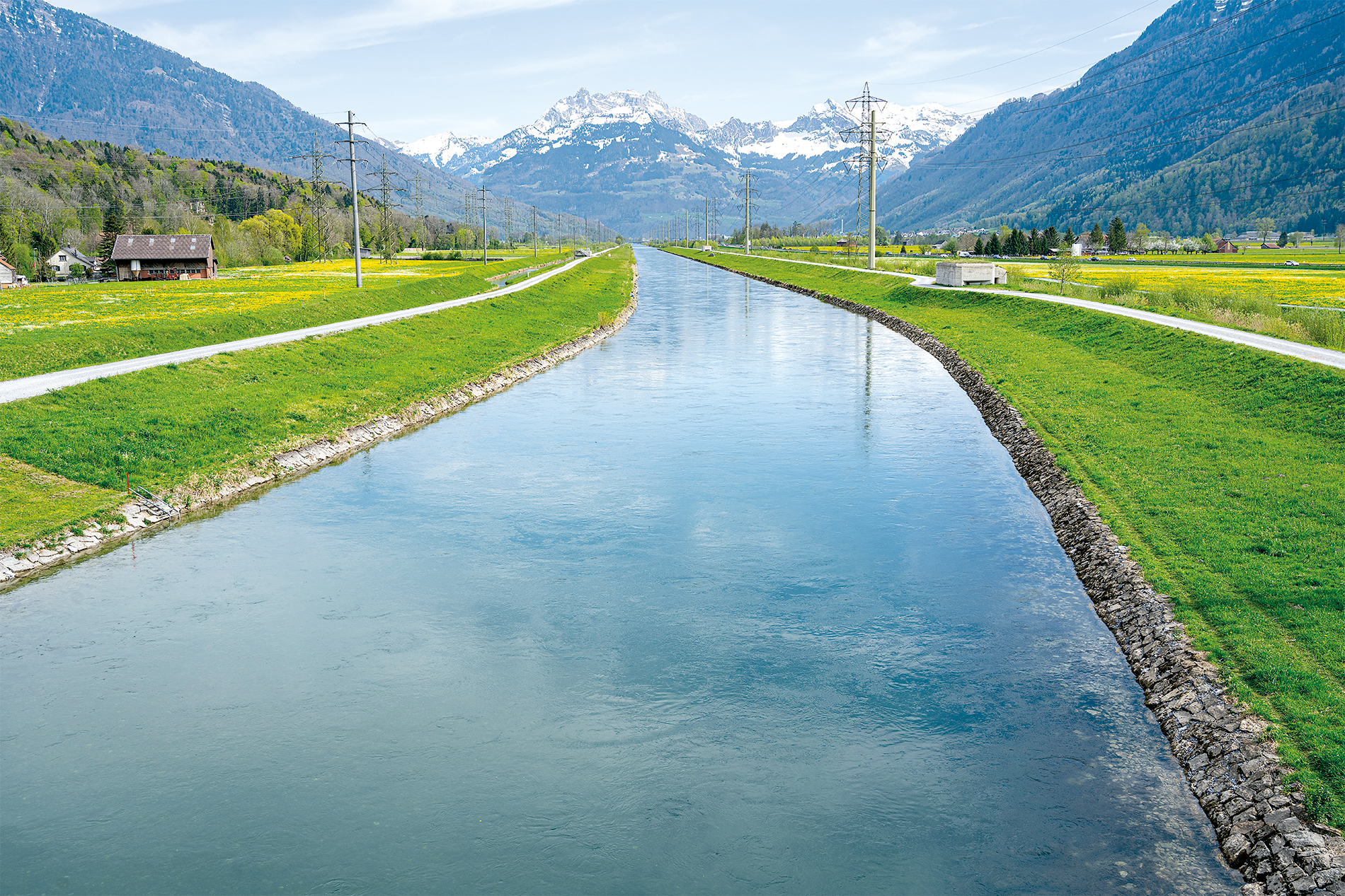 La zone d’intervention du FLWR Ost compte de nombreux cours d’eau et plans d’eau, comme le canal de la Linth, ici près de Schänis.