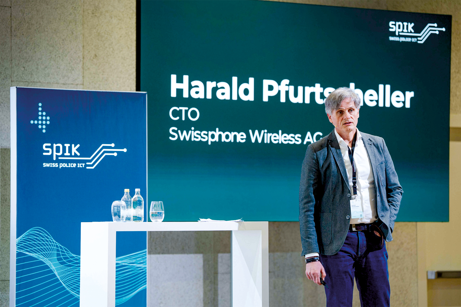 Lors du SPIK 2026, Harald Pfurtscheller, directeur technique de Swissphone Wireless AG, a défendu avec insistance la mise en place d’une solution de secours indépendante pour les alertes mobiles :  « Nous ne devons pas prendre de gros risques », a-t-il averti.