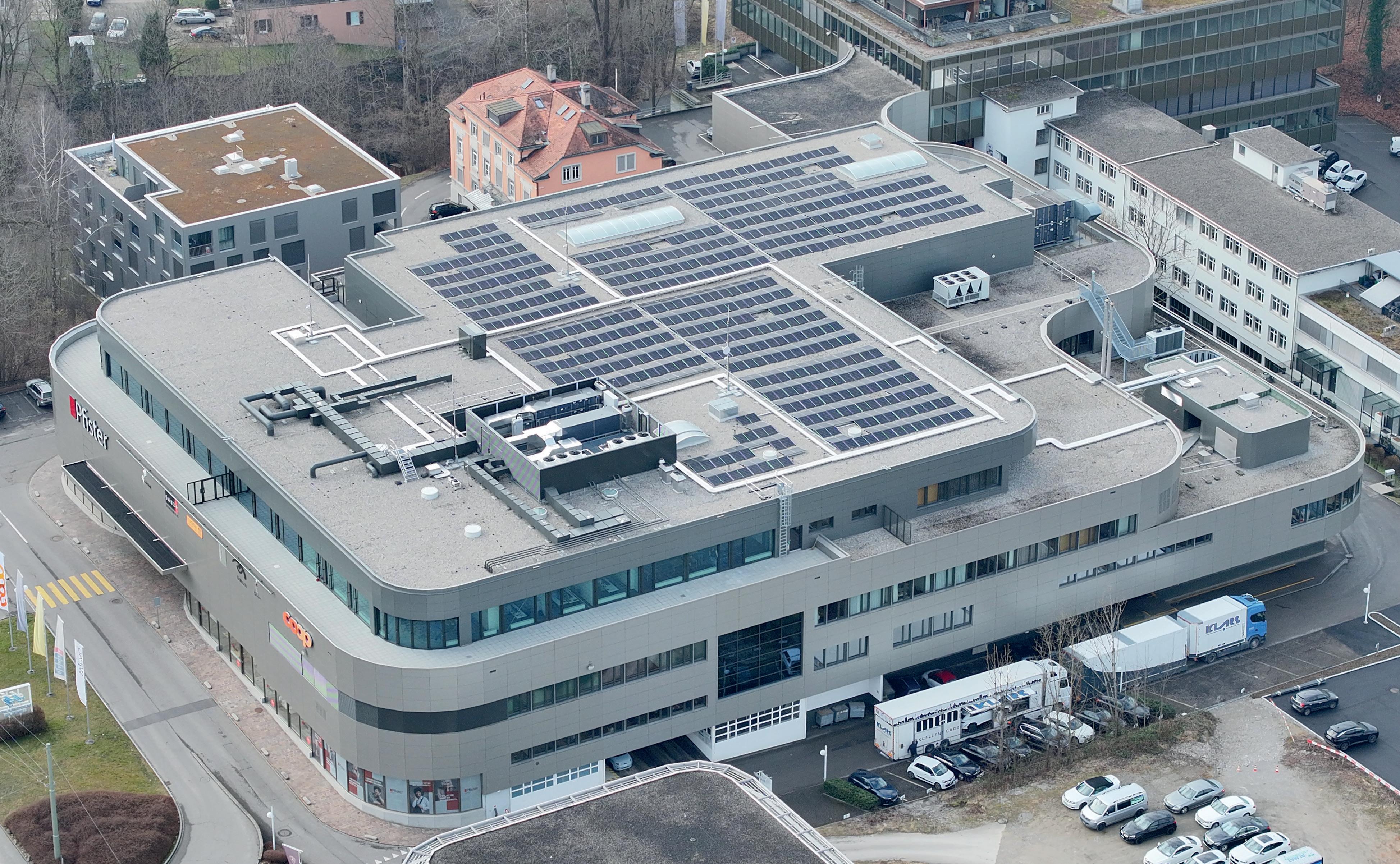 La nouvelle NEZ de Saint-Gall est autonome en énergie grâce à sa grande installation photovoltaïque et à un groupe électrogène diesel de secours.