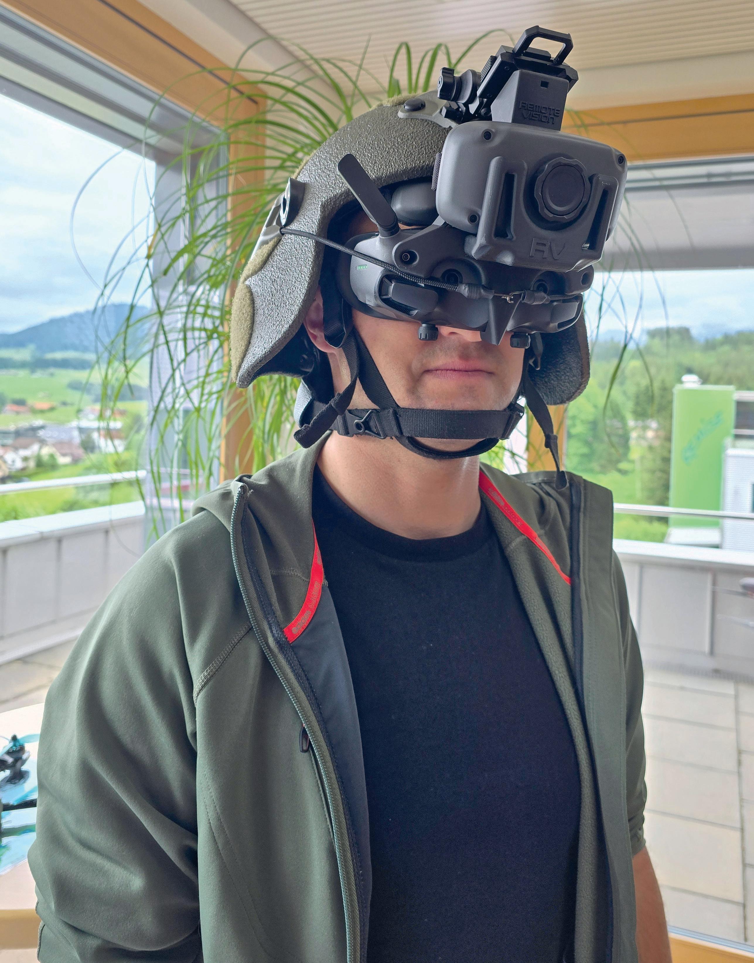 Eine von zahlreichen Kundenentwicklungen von Remote Vision: die taktische Klapphalterung zur Befestigung von DJI Goggles an Einsatzhelmen.