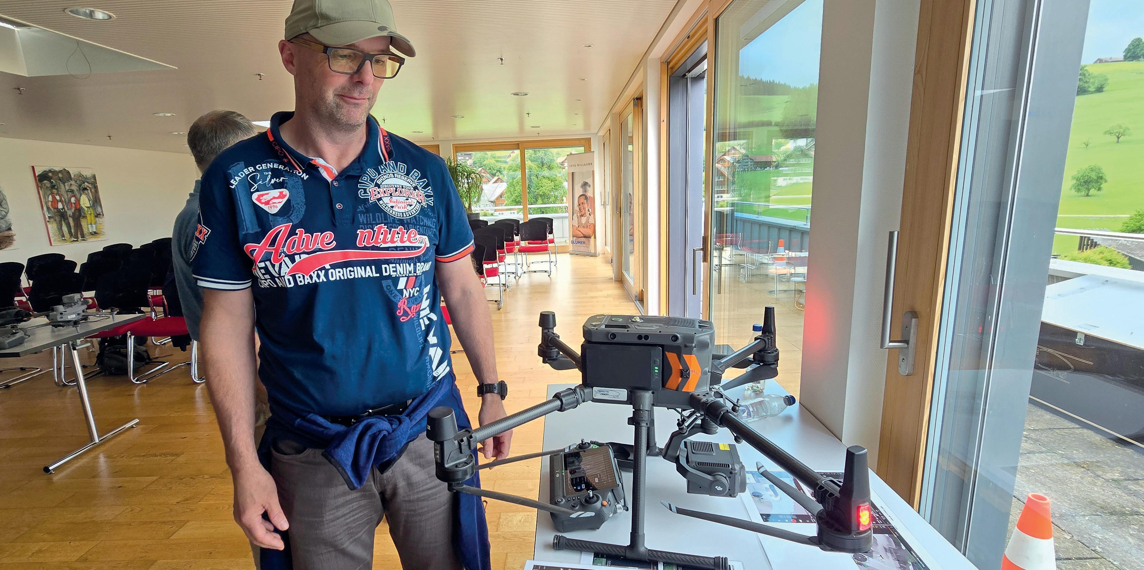 Outre les nouveaux produits, des cas d’application concrets ont également été présentés : sur la photo, Roger Suter, de la police cantonale de Saint-Gall, avec le DJI Zenmuse H30T.