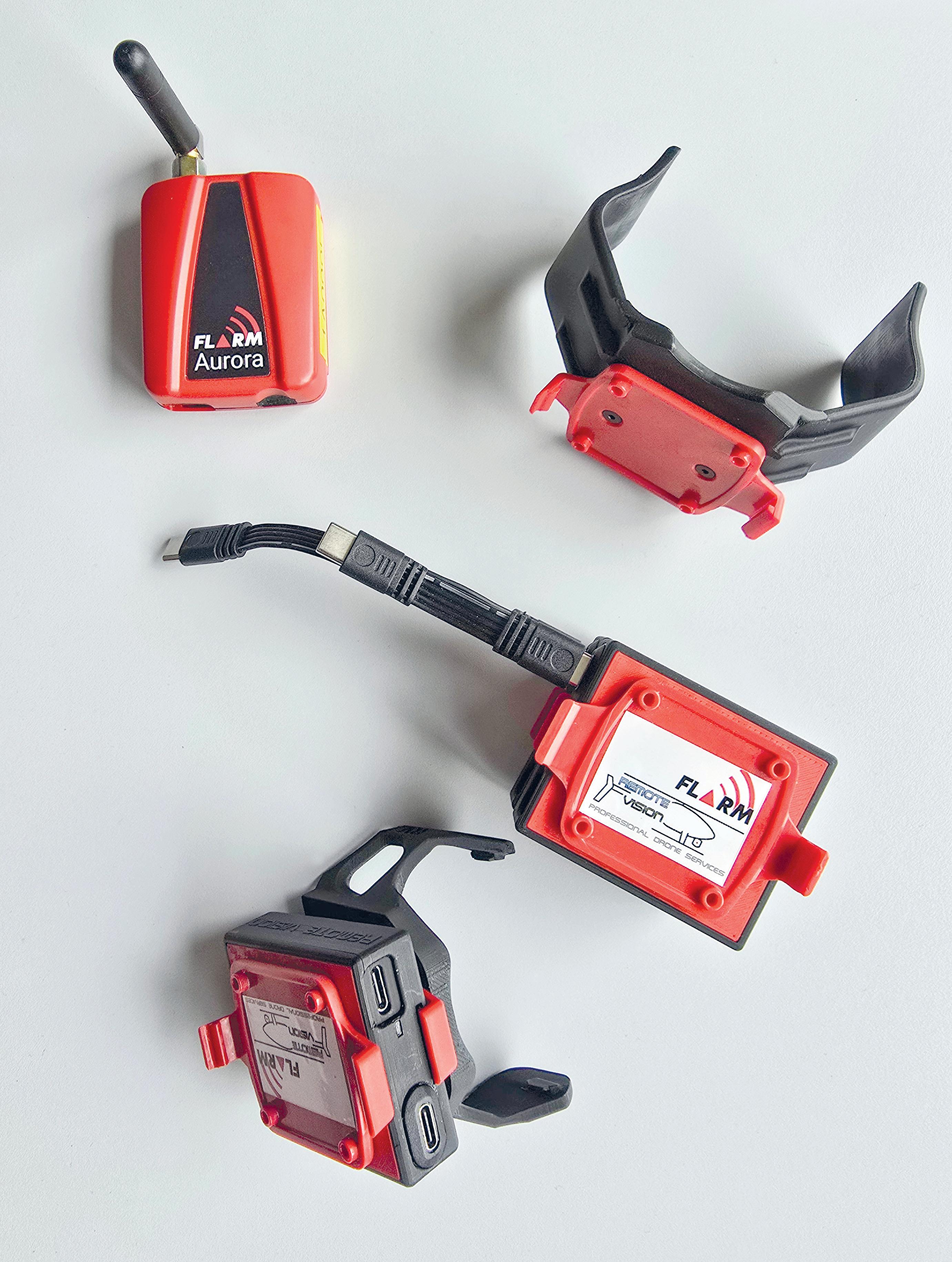 Une innovation développée par Remote Vision : des batteries externes avec clips de fixation pour l’alimentation électrique indépendante des modules FLARM.